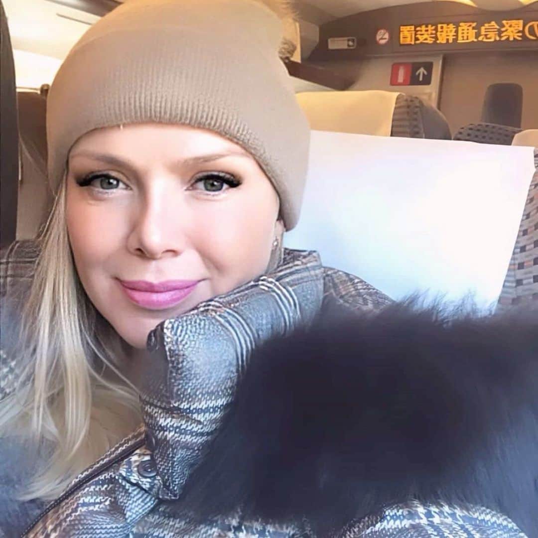 Eliana Michaelichin Bezerraのインスタグラム：「Estamos no trem bala (#shinkansen) indo para Hakone, mas a foto não é de hoje. Só postei mesmo porque me achei gata kkk. Se achani... #japan #trembala #shinkansen #amoviajar #ferias #sossego #familia #thankgod」