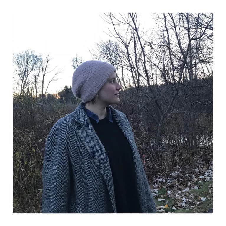 エマ・ワトソンのインスタグラム：「From Greta ❤️: “I am brimming with happiness—thank you, thank you, thank you, thank you, thank you, thank you (that’s six!) to the Academy. This film of Little Women has been over thirty years in the making, from the very first time Louisa May Alcott and Jo March reached across time and space and made me believe I could be a writer and creator. Every single person who worked on this film poured their heart and soul into it, and we are all so grateful to the Academy for recognizing the collective effort. I am so personally proud of each person who worked on the film, and I am bursting with joy for all of them. I have to say a few names loudly, because I am just so deeply thrilled for them—my filming partner/wizard/genius Saoirse Ronan, you are my inspiration and my honesty and my co-captain, always, my baby girl superstar Florence Pugh, the Marmee of our dreams Laura Dern (woot! Marriage Story!!), our gorgeously talented and ridiculously intelligent Emma Watson, the bright shining soul and life force Eliza Scanlen, our Queen Meryl, and the fifth March sister and all around prince Timothee Chalamet. The men who, as Louisa says, make “chivalry worth having,” Chris Cooper, Tracy Letts, James Norton, Bob Odenkirk, and Louis Garrel The costumes of Jacqueline Durran, the sets of Jess Gonchor, and the music of Alexandre Desplat—they gave me such incredible gifts and each frame of the movie is filled with their skill and work and care. Amy Pascal, I have no words big enough but you know what is in my heart. Everyone at Sony and Columbia Pictures, especially to Tom Rothman, my favorite sparring partner and tireless champion. Writing and directing this film was an honor and sharing it with audiences has been the most sincerely heart-warming journey. I hope our Little Women does for another generation of girls and women what it did for me: lights a fire to write your book, make your movie, sing your verse. From all of us Little Women and Men, thank you to the Academy.”」
