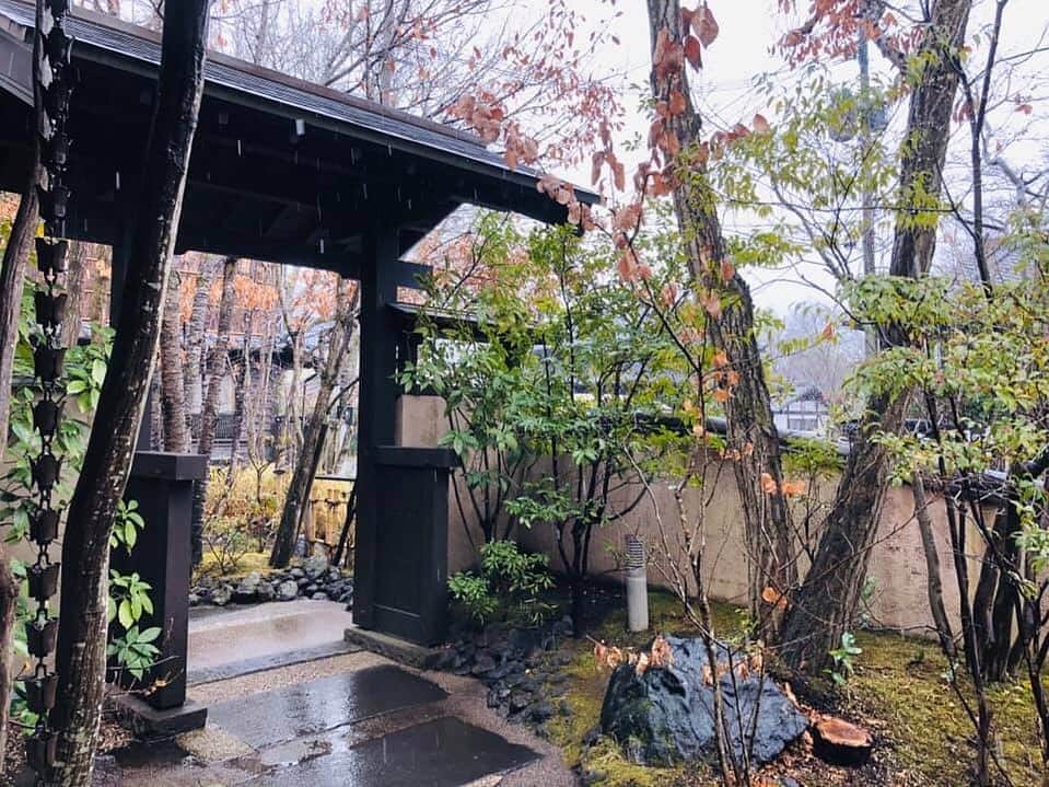 のインスタグラム：「雨混じりの雪がしとしとと降りました❄️ snow and rain.  #九州 #由布院 #湯布院  #旅館 #温泉 #お風呂 #旅行  #雪 #kyusyu #yufuin #ryokan #hinoharu #mountain #onsen #bath #travel  #유후인 #hotsprings #snow」