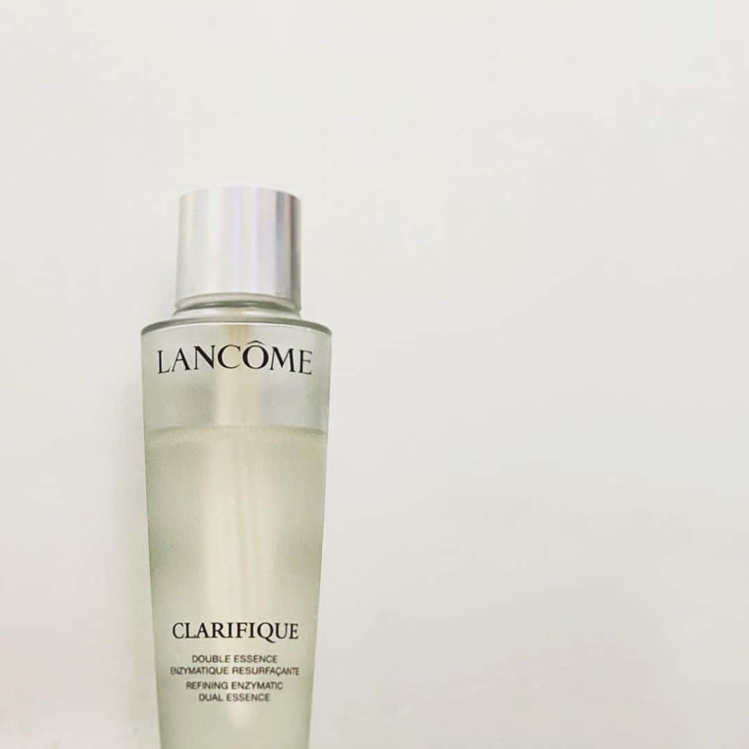 中野明海さんのインスタグラム写真 - (中野明海Instagram)「LANCOME 『クラリフィック デュアル エッセンス ローション』  好きな化粧水は沢山有るけれど、久しぶりに驚いた商品✨  ブナの芽のエキスを含んだ美容成分たっぷりの９７%の水分と ３%のエッセンシャルオイル を その都度シェイクして使う二層になった化粧水、  手に取って何度か肌に馴染ませると 不思議に毛穴やくすみが気にならなくなり つるんと透明感が生まれます✨✨✨✨✨✨✨✨✨✨ えっ、、、何故？ ってくらいに。  敏感肌からオイリー肌までオールスキン対応  遠くにグリーンノートのフレッシュな花のような香りがあるのも心地良し✨  毎日のように一緒に居る アシスタントちゃんから 使ったその日に、 「何か、変えましたか？」 と聞かれたくらい。  ２月１４日発売です。  #スキンケアをなるべくシンプルにしたい派 の方に特におすすめ #クラリフィックデュアルエッセンスローション  #ランコム」1月15日 9時14分 - akeminakano__official