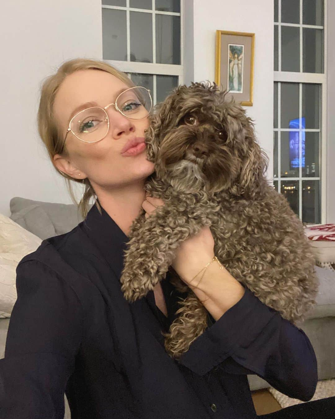 リンジー・エリンソンさんのインスタグラム写真 - (リンジー・エリンソンInstagram)「Love coming home to my little 🐻 after a busy day at the office 👩🏼‍💻✨」1月15日 9時18分 - lindsellingson