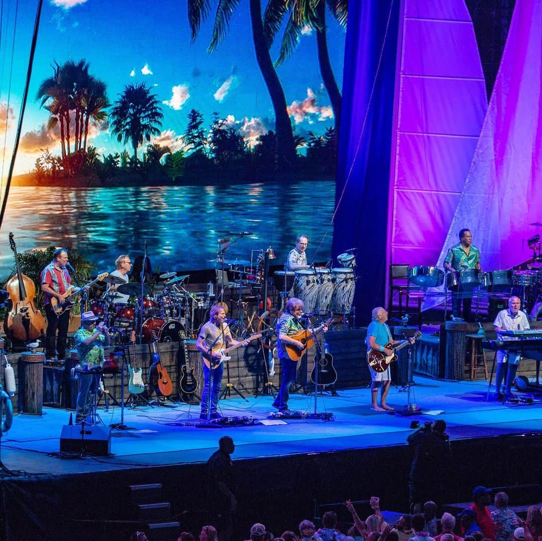 シカゴ・カブスさんのインスタグラム写真 - (シカゴ・カブスInstagram)「#CubsCollection: Wrigley Field Concerts. In 2005, Wrigley Field hosted its first concert when Jimmy Buffett turned the Friendly Confines into a Caribbean getaway. Since then, Wrigley Field has hosted 52 concerts, including world-renowned artists and music legends such as Billy Joel, Bruce Springsteen, Elton John, Paul McCartney, Pearl Jam, Tom Petty, The Police and more. Four concerts have already been announced for 2020 with more to come. Named a top outdoor concert venue by Rolling Stone and Billboard, Wrigley Field will always be the home of the Cubs, but it also is a must-see destination for music lovers. Find more photos on Facebook.com/Cubs.」1月15日 9時27分 - cubs