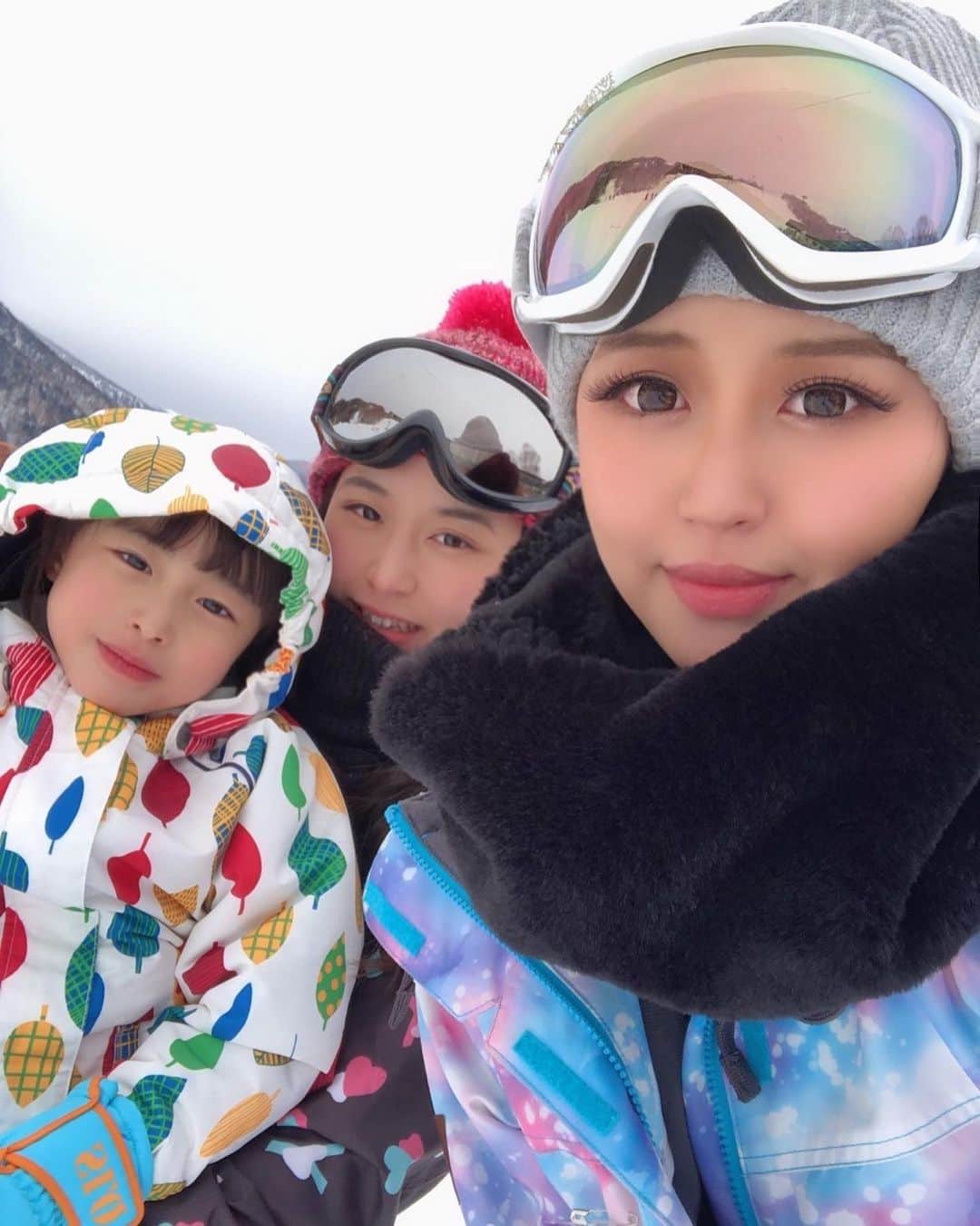 岩上愛美さんのインスタグラム写真 - (岩上愛美Instagram)「家族全員で、万座の温泉♨️&スキー場⛷に行ってきました✨  本当はスノボの板も持って行ってたのですがスキーをして疲れたのでやめました😂 来年は姪っ子ちゃん(4歳)もスキーを始めて、甥っ子ちゃん(1歳)も一緒に遊べるかな？☃️✨ #family #trip #skiing #snowboarding #snow #skiarea #frozen #snowman #manzaski #manza #gunma #japan #万座 #スキー場 #スキー #スノーボード #スノボ #温泉 #最高　❤️」1月15日 9時30分 - amiiwakami