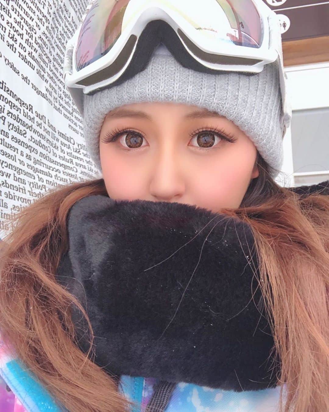 岩上愛美のインスタグラム：「家族全員で、万座の温泉♨️&スキー場⛷に行ってきました✨  本当はスノボの板も持って行ってたのですがスキーをして疲れたのでやめました😂 来年は姪っ子ちゃん(4歳)もスキーを始めて、甥っ子ちゃん(1歳)も一緒に遊べるかな？☃️✨ #family #trip #skiing #snowboarding #snow #skiarea #frozen #snowman #manzaski #manza #gunma #japan #万座 #スキー場 #スキー #スノーボード #スノボ #温泉 #最高　❤️」
