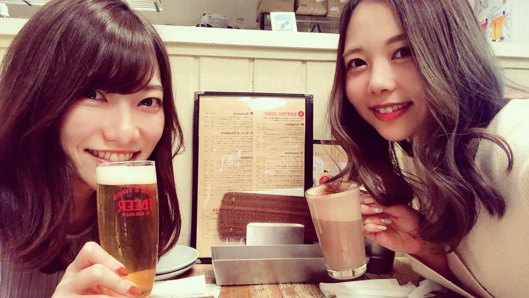 西村季里子のインスタグラム：「・ 休日しほさんとご飯👸🏻💞 普段から仲良くしてくれて、 なんでも話せる先輩なのだけれど、 この日わたしはとんでもないことをしでかしたのに 笑って許してくれたよ…女神だよ…🧝🏻‍♀️←これ何 普段から一緒に笑ったり泣いたり とても救われてます🙏🏻 いつもありがとうございます🙏🏻 これからもこんなわたしですが 仲良くしてください🥺🙏🏻🙏🏻🙏🏻 #休日ランチ#渋谷#スクランブルスクエア  #スクスク#ランチ#ヒカリエ #お茶 #カフェ#わたしの髪の毛入ってるなこりゃ #先輩#女神#優しい#毒舌#好き #わたしの話で笑って泣いて怒ってくれる #ビール#beer#クラフトビール  #私は飲めません#私はココア #follow#followｍe」