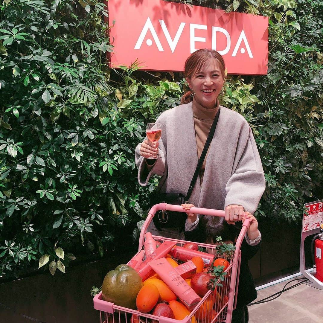 安田美沙子さんのインスタグラム写真 - (安田美沙子Instagram)「昨日は、AVEDAの新商品&南青山店リニューアルオープンのお披露目のイベントにお邪魔して来ました😊❤️ スーパーフードマーケットがテーマだから、店内はオーガニックな物や可愛いピンクだらけ😍 息子も、ヴィーガンカレーが気に入った様で、ずっと食べていました🥬子供と接するから、身体に良いもの、優しいものを普段から使いたい。外からも内からも、自分のことケアしてあげたいですね😊✨ . . . #aveda #ニュートリプレニッシュ #うるおい美髪 #event #oisix #vegan #purplecarrot  #superfood #thanks #息子おかわり #春巻きも食べたよ #ピンクに癒された」1月15日 9時48分 - yasuda_misako