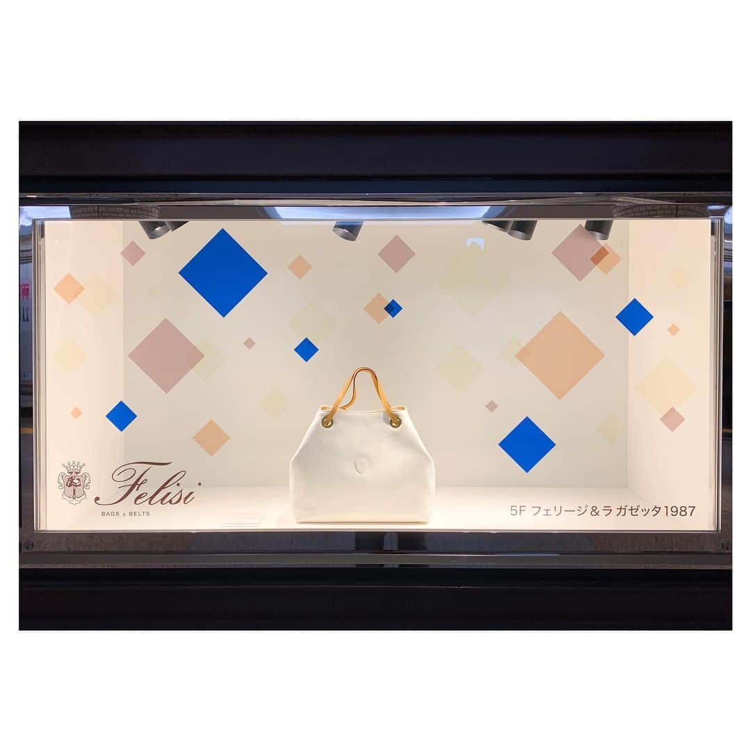 Felisi Japan 〔フェリージ〕さんのインスタグラム写真 - (Felisi Japan 〔フェリージ〕Instagram)「【フェリージ 松屋銀座店】 . ただいま東京メトロ銀座駅（A13出口）から松屋銀座店までの地下通路の8連ウィンドウにフェリージがディスプレイされています。 . 1/27(月)までとなっておりますので、お近くにお越しの際は、ぜひご覧ください！ . . . #felisi #bag #wallet #totebag #windowdisplay #ginza #tokyometro #フェリージ #東京メトロ #銀座駅 #銀座 #ウィンドウディスプレイ #松屋銀座 #バッグ #トートバッグ #ウォレット #財布 #鞄」1月15日 9時57分 - felisi_japan