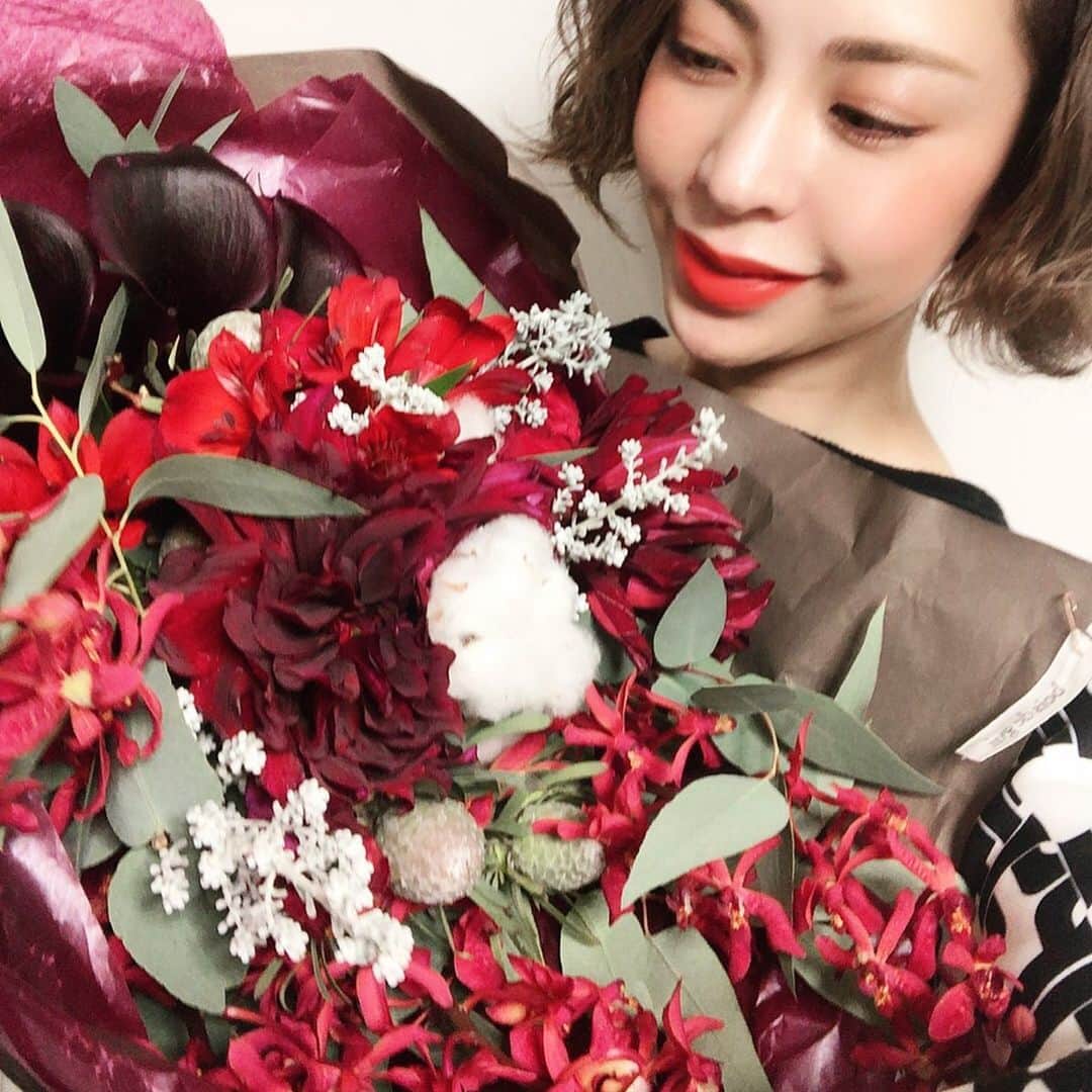 山名未紗のインスタグラム：「素敵な花束💐 頂きました🥰  センスに度肝抜かれました‼️😳 今度レッスンに参加してみたい。 #フラワー #flower  #フラワーアレンジメント」