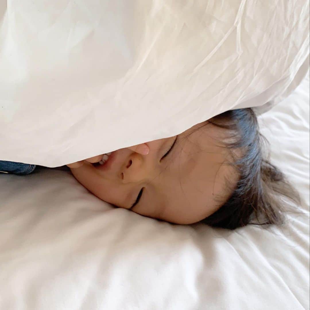 渡邊智子さんのインスタグラム写真 - (渡邊智子Instagram)「. 妹がお昼寝から目覚めるのを、 まだかな、まだかなって、 ずっと側で心待ちにしていた兄。 . 寝起きの妹。途中白目やし。 温度差すごい、、笑」1月15日 9時55分 - _tomomon