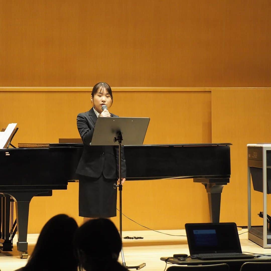 福岡女子短期大学さんのインスタグラム写真 - (福岡女子短期大学Instagram)「おはようございます。福岡女子短期大学です。 . 1月14日（火）音楽科音楽療法コース2年生 による「卒業研究発表会」が、キャンパス内の風早ホールにて開催されました。 . 音楽療法コース2年生は、医療分野における音楽療法活動について研究発表、実際に音楽療法で用いれる楽曲の紹介、実際に演奏も行われました。 . 音楽療法は、音楽のもつ「癒し」「喜び」「楽しさ」といった力を心身機能の改善に役立てるものです。 . 音楽療法士の仕事は、困難な状況にある人に寄り添い、ささえ、自分の成長にもつながるやりがいのある、一生の仕事です。 . 医療・福祉・教育など幅広い分野で、音楽療法への期待が高まっています。音楽療法コース2年生は卒業後の進路は様々です。卒業後の活躍が楽しみになる「卒業研究発表会」でした。 . この投稿をご覧になって「いいね👍」「役に立った」と思われた方は、 @fukuoka_wjc をフォローをお願いします。 . ========[ お知らせ ]======== 福岡女子短期大学の資料（2020大学案内📕学生募集要項）を無料送付中です。上記プロフィールにあるリンクから本学ホームページをご覧ください🌟 ========================= . 子ども学科/健康栄養学科 音楽科/文化教養学科 . 福岡女子短期大学 住所：‪‪‪‪福岡県太宰府市五条四丁目16番‬1号‬‬‬ tel：‪‪‪092-922-4034‬‬‬（代表） . #福岡女子短期大学　#福女短　#音楽科　#福岡女子短期大学音楽科　#音楽療法　#音楽療法士　#音楽療法士になりたい　#音楽療法士の卵　#音楽　#癒し　#療法　#音楽好きな人と繋がりたい #短大生　#卒業研究発表会　#大学生　#演奏　#学ぶ　#進路　#進路相談　#福岡の女子短期大学」1月15日 10時17分 - fukuoka_wjc