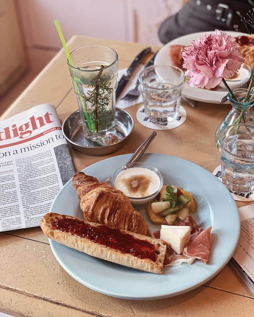 唯可（yuika）さんのインスタグラム写真 - (唯可（yuika）Instagram)「世界の朝食が食べられるカフェ @world_breakfast_allday へ フランス🇫🇷の朝食を頂きました。 なぜならばわたしの今年の目標は フランス🇫🇷に行くことなのです✈️ シミュレーションばっちり👌 もう、気持ちはフランスです。 🇫🇷🍽♡ #フランス#フランス料理#フランスの朝ご飯#朝食#ブレックファースト#カフェ#表参道カフェ#worldbreakfastallday #france #paris #唯カフェ」1月15日 10時23分 - yu.i.k.a