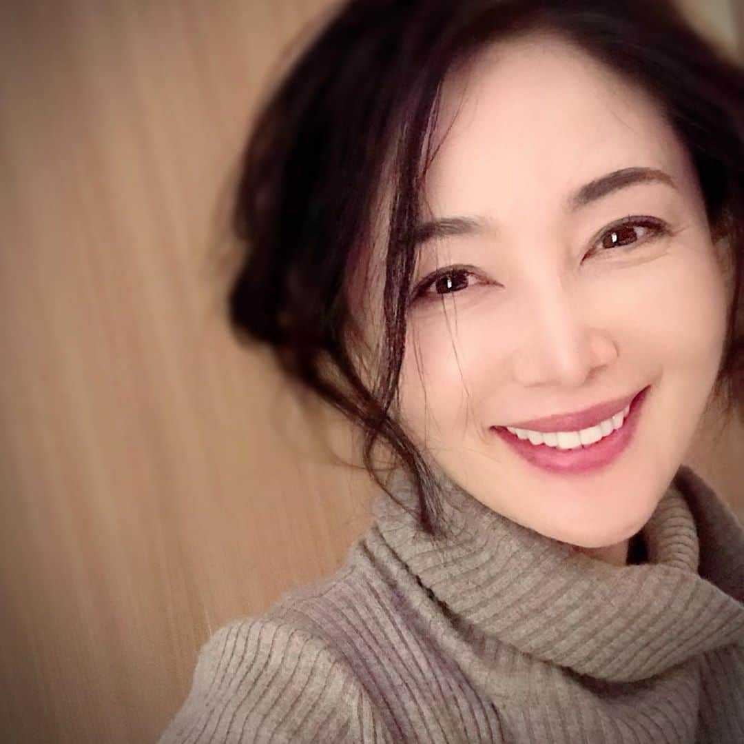 坂村かおるさんのインスタグラム写真 - (坂村かおるInstagram)「今日も早朝から撮影。  雪撮影の為、外カット📷🥶 巻き巻きの為、早くも終了！  お疲れ様です😊  #トパーズシューズ#世界長ユニオン#クィーンオブ美魔女#美魔女 #坂村かおる」1月15日 10時26分 - kaoru.sakamura