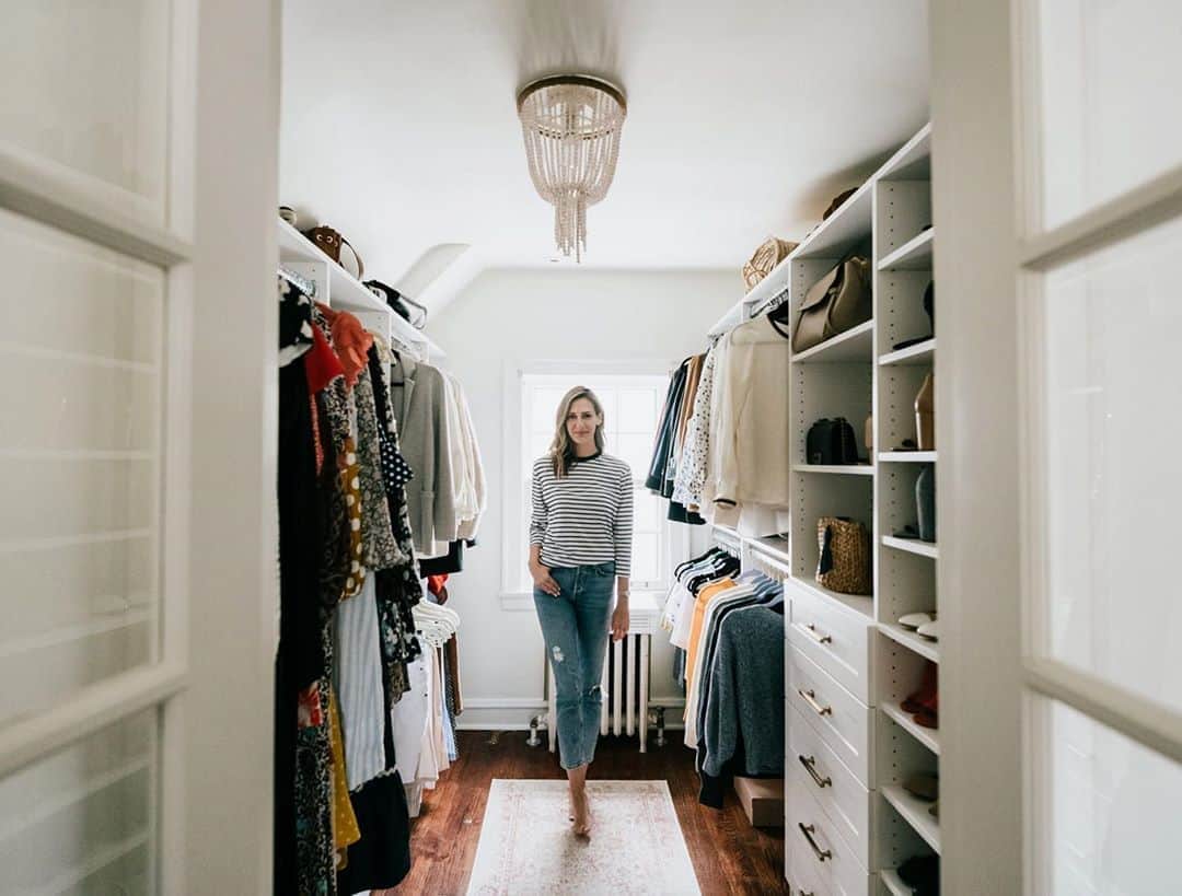 Anna Jane Wisniewskiさんのインスタグラム写真 - (Anna Jane WisniewskiInstagram)「One year later and my closet is going strong. Sure, when we designed the master bath renovation, we could’ve had a much larger bathroom in lieu of a walk-in closet...but then where would all my clothes go? 😏 (I did a ton of research/received quotes on who to hire for this job since we live in a 100 year old home where they really had to be accommodating to the space and was so pleased with @inspiredclosetsoakbrook - they did an awesome job from start to finish.) Can’t wait to do a basement reveal! I think you’ll like it. 📸 @ironandhoney #thisoldtudor #homebeautiful #walkincloset #theeverygirlathome #housebeautiful」1月15日 10時42分 - seeannajane