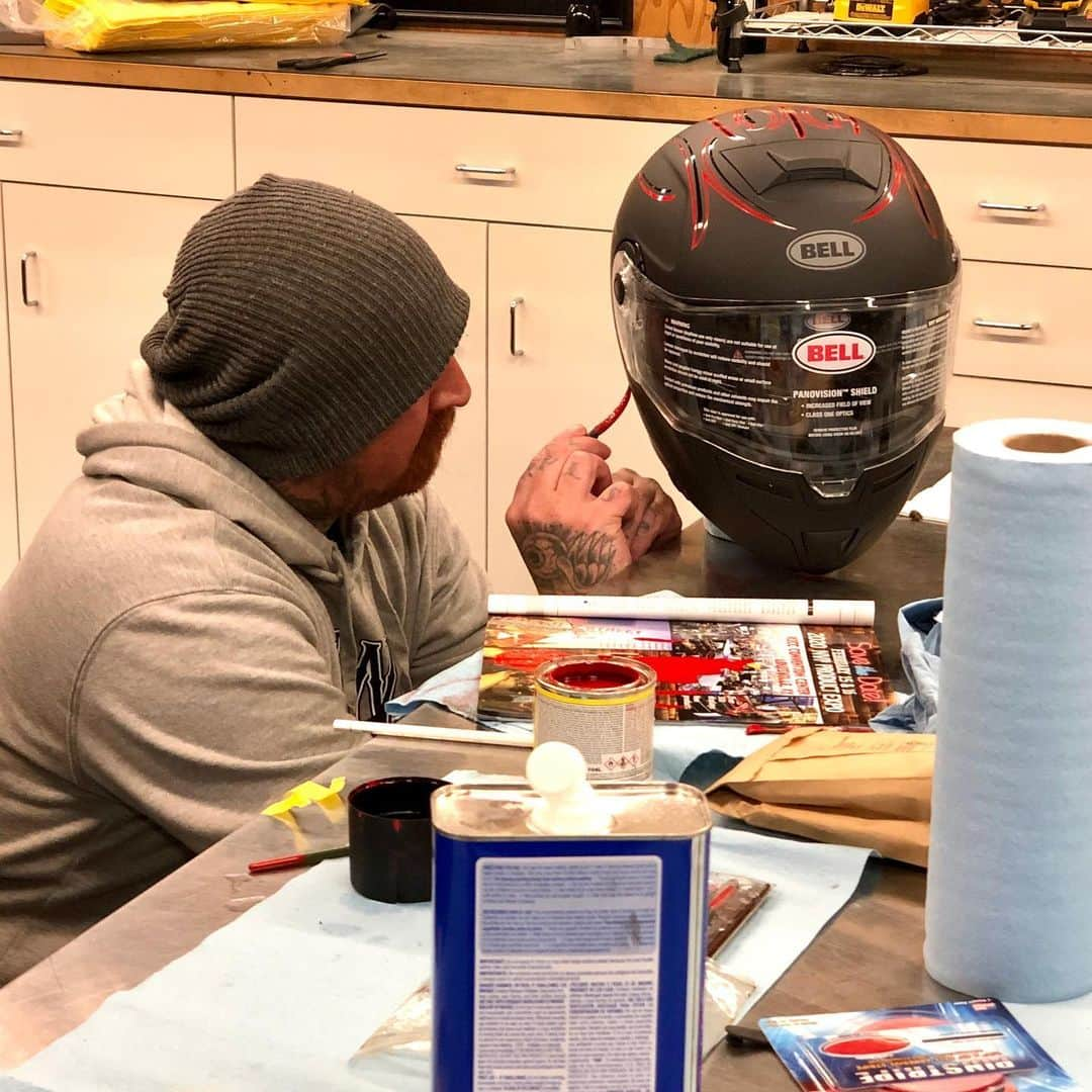 ケアリー・ハートさんのインスタグラム写真 - (ケアリー・ハートInstagram)「@mrozdesigns hanging at the shop, putting down some paint! Had him stripe a travel @bell_powersports for me 🤘🏼🤘🏼」1月15日 10時35分 - hartluck