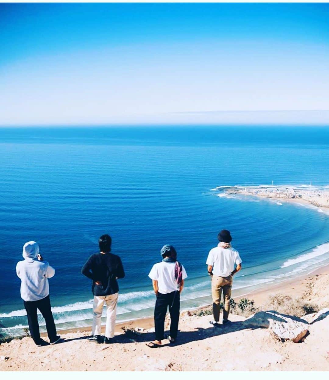 駿河太郎さんのインスタグラム写真 - (駿河太郎Instagram)「若手サーファーの応援お願いします‼️@breath_inthemoment  https://breathinthemoment.com/  サーファーだからこそ感じる海の変化…若手サーファーが世界の海を回って自然の素晴らしさや、自然の環境変化を生で見て何を感じ、地球に生きる我々がどうすればいいのか考えさせてくれる  彼らの行動から僕も少しずつ出来る事から行動を考えるようになりました  出来上がる作品が楽しみです☺️ クラウドファンディングあと2日 https://camp-fire.jp/projects/view/198318  @breath_inthemoment  のプロフィールのlinkから簡単に支援できるので是非‼️ @wombat0828  @reokanao  @mtzombies  @kenta_ishikawa」1月15日 10時37分 - tarosleepydog