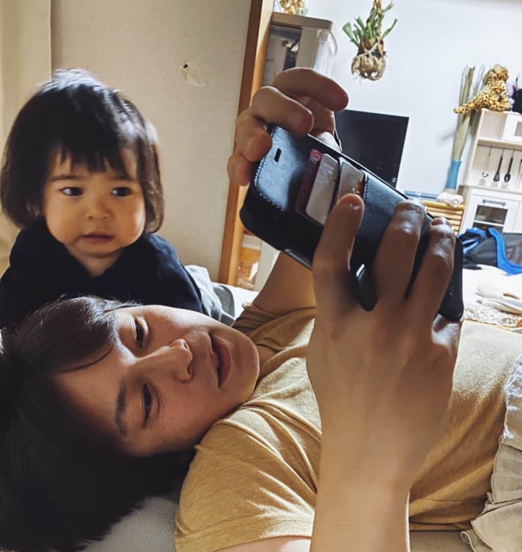 クロさんのインスタグラム写真 - (クロInstagram)「仲良しな二人☺️﻿ ピーさん嬉しくて「写真撮ってええ」の嵐。﻿ 果敢にキスを狙うも、なかなか難しい模様😳 ﻿ #仲良し #親子写真 #familyphoto #1歳5ヶ月 #モデル #tokyo #東京 #可愛い #ありがとう #空 #ファッション #撮影 #コーデ #可愛い #大好き #tokyo #baby #女の子ママ #ママリ#ベビフル #コドモノ #ありがとう #赤ちゃんのいる生活 #mamagirl #ママカメラ #赤ちゃんのいる生活 #親バカ部 #ちびクロdiary #ピータニ」1月15日 10時51分 - kuro_risa
