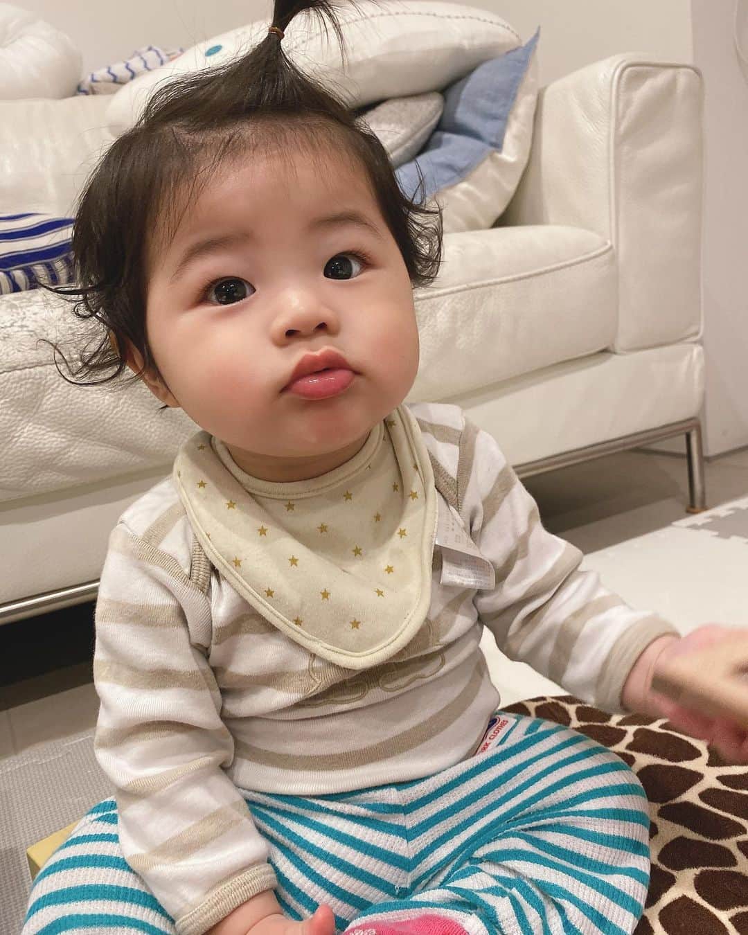 のインスタグラム：「おはよー。 今日も次男坊は元気です😊 インフルエンザがまだまだ流行ってるみたいなので、みなさん、気をつけてくださいね😔😔 雨なのでみなさん体を冷やさないように暖かくしてくださいね！  #mama #mother #model #kids #family #baby #9ヶ月 #9ヶ月baby #tokyo #japan」