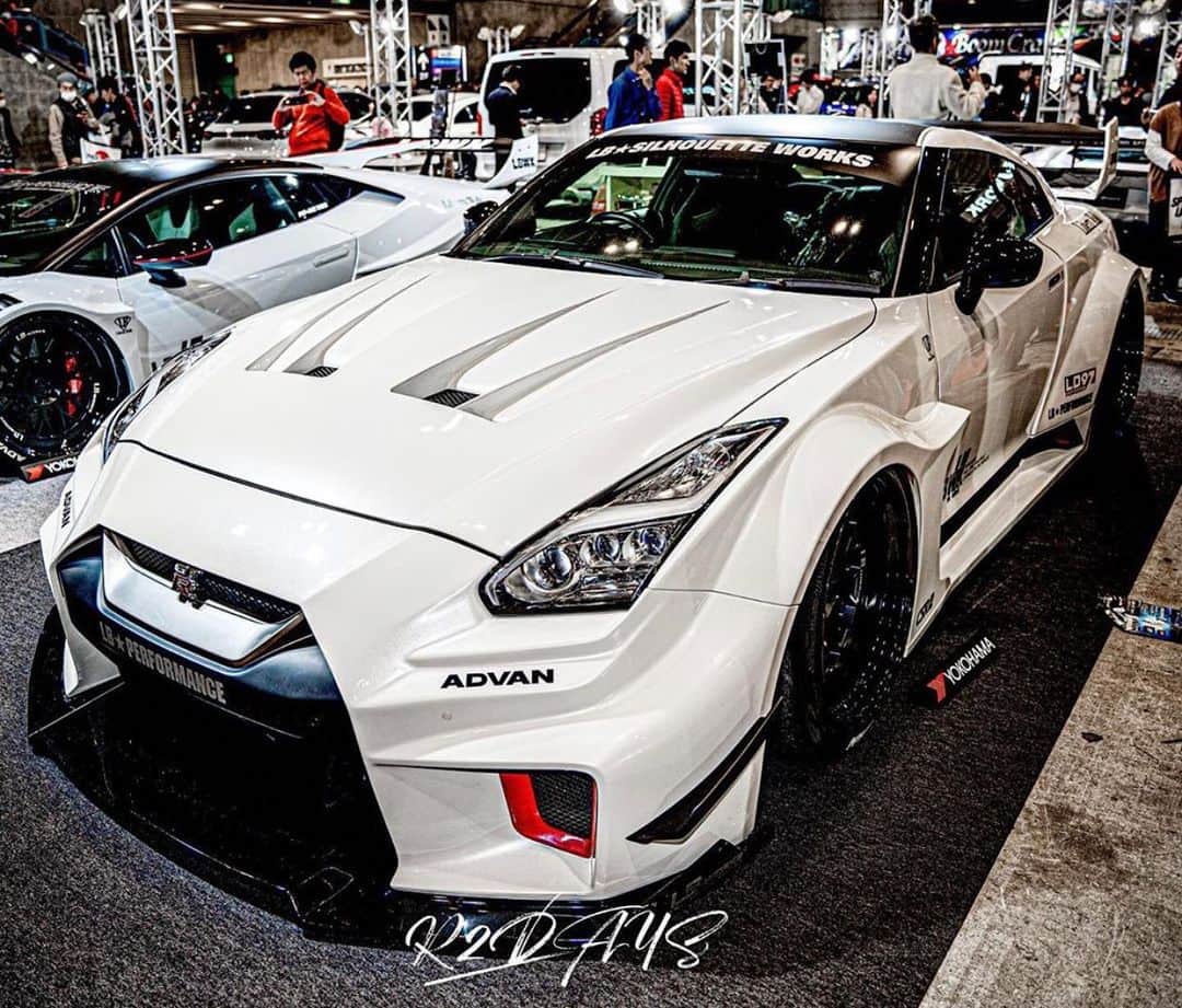 のインスタグラム：「LB Silhouette WORKS GT 35GT-RR 【LB★Silhouette WORKS GT】!! No one can compete with newest LB kit !! @libertywalkkato@nissan https://libertywalk.co.jp/bodykit/lb-silhouette-works-gt/lb-silhouette-works-gt-nissan-35gt-rr/ #TokyoAutoSalon2020 !! More info : nishio@libertywalk.co.jp #nissan#bride#yokohamatire #gtr35#2020年 #widebody#ltmw#fiexhaust #airrexsuspension #lb97」