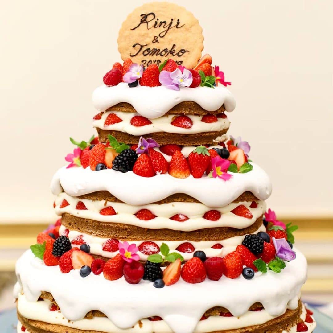 東京タワーの麓の結婚式さんのインスタグラム写真 - (東京タワーの麓の結婚式Instagram)「🗼 1月15日は🍓いちごの日🍓ということで… いちご🍓をたくさん使った 人気のウェディングケーキデザインをご紹介🎂❤️ . 真っ白な生クリームに赤いいちごが とっても映えます🍓✨ デザートでウェディングケーキをご提供する際も おひとりおひとりにいちごが付くので ゲスト様も嬉しいですよね😊🍓 . ウェディングケーキは完全オーダーメイド🎂 フルーツの種類やクリームの色やお味など プランナーやパティシエにご希望の デザインを相談してくださいね✨ . 詳しくは➡︎(@theplaceoftokyo)まで🍓 . #theplaceoftokyo  #プレイスオブトウキョウ #東京タワー #東京タワー🗼 #東京タワーで結婚式 #東京タワーが好き #tokyotower #wedding #ウェディング #プレ花嫁 #卒花嫁 #2020春婚 #令和婚  #結婚式準備 #結婚式場探し #式場探し #東京花嫁 #関東プレ花嫁 #日本中のプレ花嫁さんと繋がりたい #ウェディングケーキ #ウェディングケーキデザイン #いちごスイーツ #いちご #苺 #🍓 #苺の日 #いちごの日 #いちご好きな人と繋がりたい」1月15日 10時55分 - theplaceoftokyo
