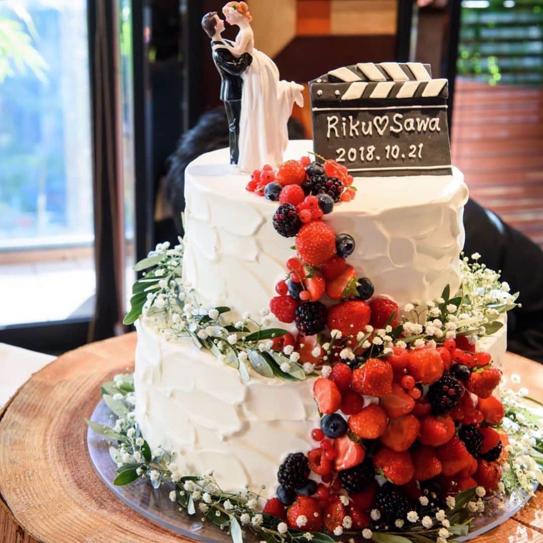 東京タワーの麓の結婚式さんのインスタグラム写真 - (東京タワーの麓の結婚式Instagram)「🗼 1月15日は🍓いちごの日🍓ということで… いちご🍓をたくさん使った 人気のウェディングケーキデザインをご紹介🎂❤️ . 真っ白な生クリームに赤いいちごが とっても映えます🍓✨ デザートでウェディングケーキをご提供する際も おひとりおひとりにいちごが付くので ゲスト様も嬉しいですよね😊🍓 . ウェディングケーキは完全オーダーメイド🎂 フルーツの種類やクリームの色やお味など プランナーやパティシエにご希望の デザインを相談してくださいね✨ . 詳しくは➡︎(@theplaceoftokyo)まで🍓 . #theplaceoftokyo  #プレイスオブトウキョウ #東京タワー #東京タワー🗼 #東京タワーで結婚式 #東京タワーが好き #tokyotower #wedding #ウェディング #プレ花嫁 #卒花嫁 #2020春婚 #令和婚  #結婚式準備 #結婚式場探し #式場探し #東京花嫁 #関東プレ花嫁 #日本中のプレ花嫁さんと繋がりたい #ウェディングケーキ #ウェディングケーキデザイン #いちごスイーツ #いちご #苺 #🍓 #苺の日 #いちごの日 #いちご好きな人と繋がりたい」1月15日 10時55分 - theplaceoftokyo