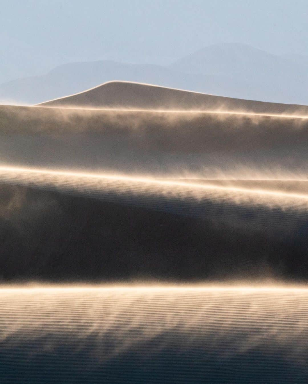 Travis Burkeさんのインスタグラム写真 - (Travis BurkeInstagram)「Jumped in my truck and drove 6 hrs on a whim to catch this wind storm in Death Valley. Turns out I was the only one who wanted to be out in the dunes with 40+ mph (64 km/h) gusts haha.  Super fun setting out with an idea in mind and having it all come together. More images to come!  #deathvalley #bts #windy #sorrycamera」1月15日 10時58分 - travisburkephotography