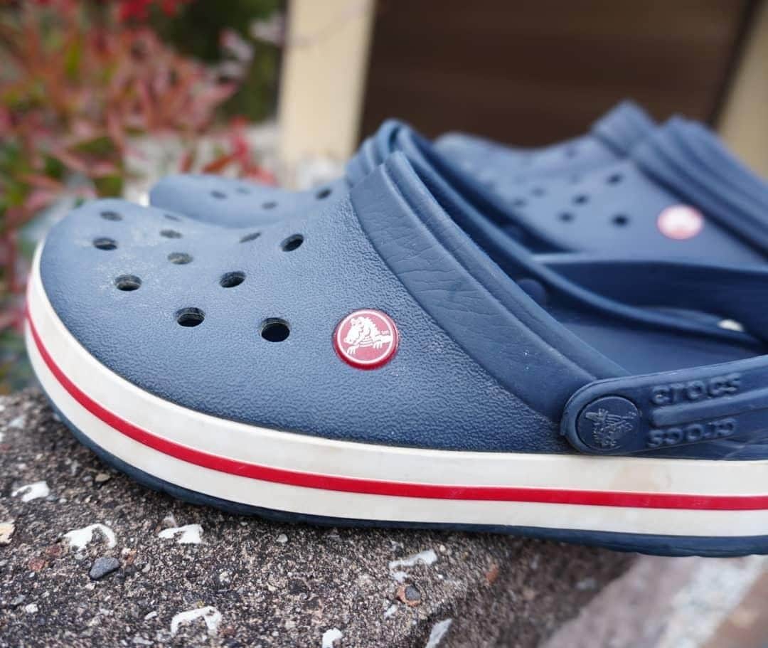 のインスタグラム：「キッズから大人まで全サイズ揃ってるCrocband Clog⭐ ⁣@maa1229maa さんも家族お揃いで使ってくれてるんだって❣ ⁣ ⁣@crocsjp では、みなさんからのCrocsの投稿をお待ちしてます😉💕 ⁣#クロックス を付けてシェアしてね👏 ⁣#Crocs #クロックス #おソロ #仲良し家族 #全サイズ対応」