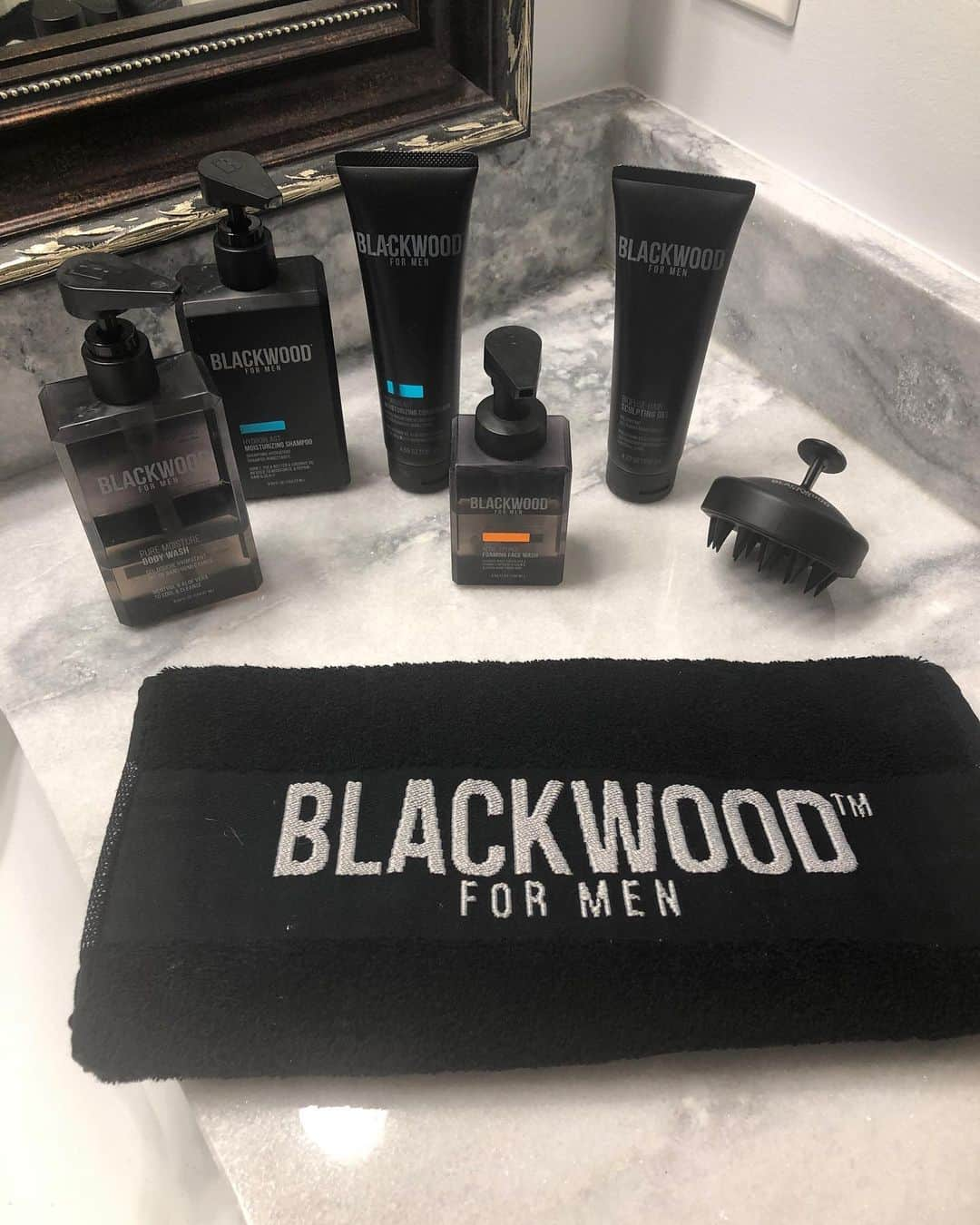 チャーリー・カルバーソンさんのインスタグラム写真 - (チャーリー・カルバーソンInstagram)「Ace loves #CaptainAmerica and his hair!  Go and get your hair products at @blackwoodformen and use the code CULBERSON for 25% off your order!」1月15日 11時03分 - charlieculberson