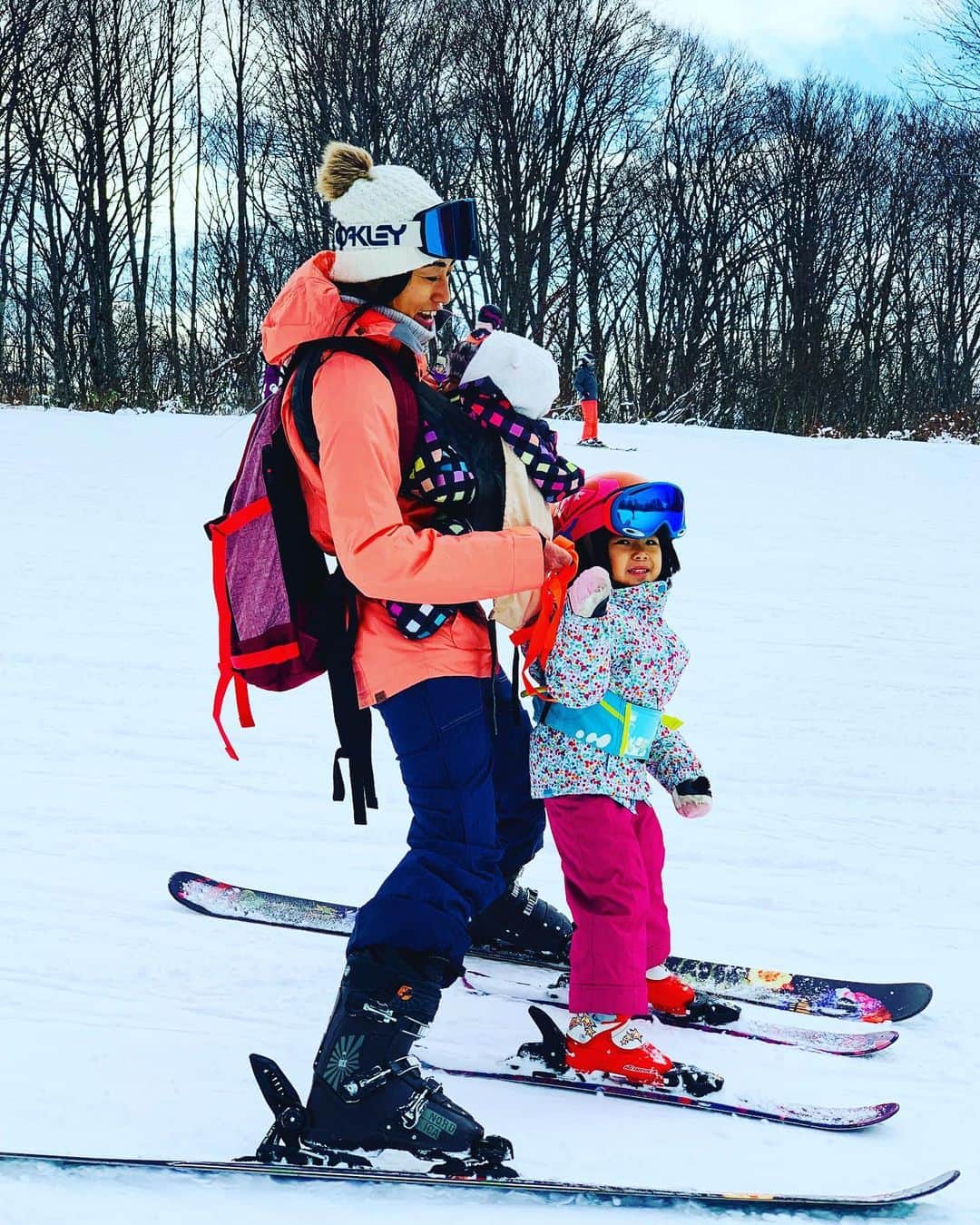 三星マナミさんのインスタグラム写真 - (三星マナミInstagram)「・ ・ 2019年は1人家族が増えて💖 3児のママになり👶 このスタイルでスキーをするのも3回目😊❄️ スキーを頑張ってきて良かったと思う一幕が日常の節々にある。 ・ ・ 雪の無い横浜で生まれ育ったけど、 スキーがあるライフスタイルを過ごさせてもらってきて、 沢山の経験、出会いとご縁をスキーが繋いでくれて、 今は野沢温泉村という世界に誇るスノーリゾートに住み、 野沢温泉村でスキー&スノーボード、自転車、アウトドアアクティビティのショップを軸にした経営に関わらせてもらっている事で、 子供がお休みの日に。そうでなくても。 サクッとスキーを、山の活動を、楽しませてあげられるのは本当に恵まれていて幸せな環境だと深く思う2020.01.01.初滑りでした🌸 ・ ・ 子育て中のママにとって、雪上に行くのはかなりのハードルだと私は感じる。 遠方から足を向けてくれるお子さん連れのご家庭は本当に素晴らしいエネルギーだと思います💖 きっとそこにはご家庭毎に何か目的を持っているのだろうと思い、山に上がり遭遇した際には話を聞いてしまうのが私の癖w いつも素敵なストーリーを垣間見させてもらってる😊 ・ 雪山へ連れて行く事で相互得られるものが多くあると感じるので出来る限り時間を作りたいと私は思う。 かなり足腰きますがw頑張りたい💪💥 時間はあっという間に流れて、今の時間は一瞬で過ぎ去っていく。 身支度難しい時期の子供に手の掛かられる時期はほんの一瞬。本当に一瞬…かけがえのない幸せな一瞬😭💕 ・ 今、自分にしか出来ない事は何か。 このスタイルが今の私を象徴しているかの様な写真w やりたい事がまだまだいっぱいある私の人生👍 今年は年女2020❣️それだけである意味強気になれるwそんな1年👍✨ ・ いつも雪上。それ以外様々な現場。その活動をサポートしてくれる家族や仲間、多くの方々に感謝🙏✨ ・ ・ 今年も宜しくお願い致します🙏✨ ・ @roxyjapan  #roxysnow  @oakleyjapan  @compasshouse  @armadajapan  #nozawaonsensnowresort  #ski #outdoorlife  #outdoorfitness  #momlife  #momtime  #lifestyle #3kidsmama #スキー  #子育て #アクティブラーニング  #activelearning」1月15日 11時04分 - mana_uen00116