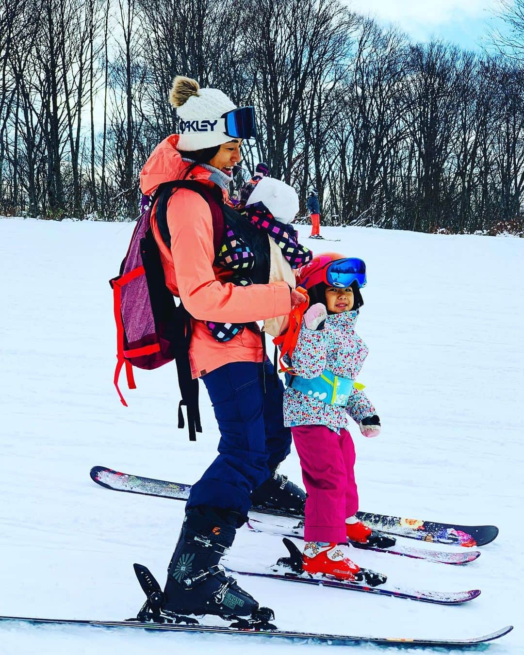 のインスタグラム：「・ ・ 2019年は1人家族が増えて💖 3児のママになり👶 このスタイルでスキーをするのも3回目😊❄️ スキーを頑張ってきて良かったと思う一幕が日常の節々にある。 ・ ・ 雪の無い横浜で生まれ育ったけど、 スキーがあるライフスタイルを過ごさせてもらってきて、 沢山の経験、出会いとご縁をスキーが繋いでくれて、 今は野沢温泉村という世界に誇るスノーリゾートに住み、 野沢温泉村でスキー&スノーボード、自転車、アウトドアアクティビティのショップを軸にした経営に関わらせてもらっている事で、 子供がお休みの日に。そうでなくても。 サクッとスキーを、山の活動を、楽しませてあげられるのは本当に恵まれていて幸せな環境だと深く思う2020.01.01.初滑りでした🌸 ・ ・ 子育て中のママにとって、雪上に行くのはかなりのハードルだと私は感じる。 遠方から足を向けてくれるお子さん連れのご家庭は本当に素晴らしいエネルギーだと思います💖 きっとそこにはご家庭毎に何か目的を持っているのだろうと思い、山に上がり遭遇した際には話を聞いてしまうのが私の癖w いつも素敵なストーリーを垣間見させてもらってる😊 ・ 雪山へ連れて行く事で相互得られるものが多くあると感じるので出来る限り時間を作りたいと私は思う。 かなり足腰きますがw頑張りたい💪💥 時間はあっという間に流れて、今の時間は一瞬で過ぎ去っていく。 身支度難しい時期の子供に手の掛かられる時期はほんの一瞬。本当に一瞬…かけがえのない幸せな一瞬😭💕 ・ 今、自分にしか出来ない事は何か。 このスタイルが今の私を象徴しているかの様な写真w やりたい事がまだまだいっぱいある私の人生👍 今年は年女2020❣️それだけである意味強気になれるwそんな1年👍✨ ・ いつも雪上。それ以外様々な現場。その活動をサポートしてくれる家族や仲間、多くの方々に感謝🙏✨ ・ ・ 今年も宜しくお願い致します🙏✨ ・ @roxyjapan  #roxysnow  @oakleyjapan  @compasshouse  @armadajapan  #nozawaonsensnowresort  #ski #outdoorlife  #outdoorfitness  #momlife  #momtime  #lifestyle #3kidsmama #スキー  #子育て #アクティブラーニング  #activelearning」