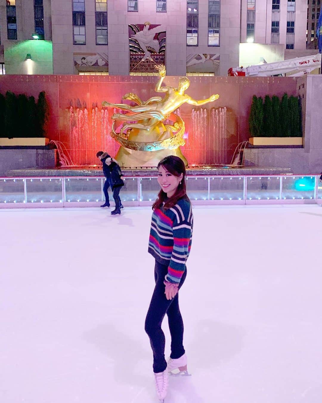 北村彩乃のインスタグラム：「. One of my dream came true 🗽⛸ It feels really good to skate outside ❄️💨 . やりたかった事が１つ成し遂げれた🔥 外でスケートするのって凄い清々しい🥰 . . #rockfellercenter #newyork #figureskating #iceskating #instatravel #travelgram #tourlife #nyc #iceskatingrink #profigureskater #ニューヨーク #ニューヨーク旅行 #タビジョ#旅行好きな人と繋がりたい #ニューヨーク観光 #ロックフェラーセンター #マンハッタン #アメリカ生活 #フィギュアスケート #フィギュアスケーター #旅行好き女子 #旅スタグラム」