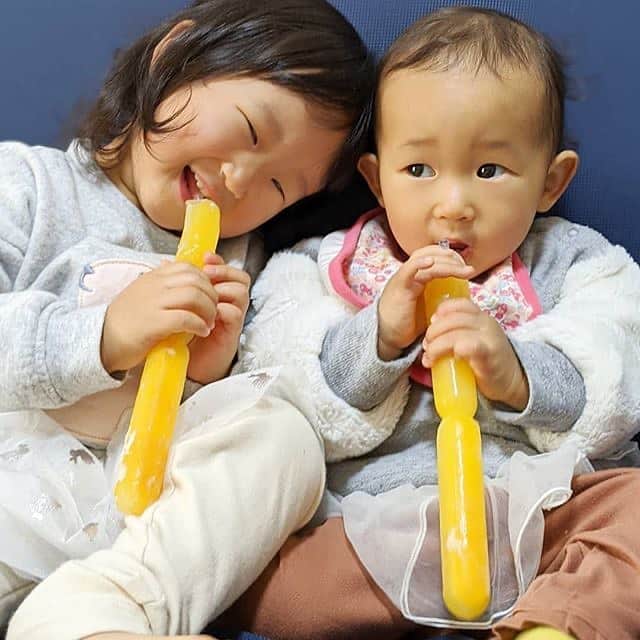 森永乳業#親ばかグランプリ【公式】のインスタグラム：「🍼今週の#チュウチュウごくごく選手権 🥤﻿ ﻿ －－－－－－－－－－－－－－－－－－﻿ @cocov3v_tadayo﻿ ソファでまったりチュウチュウタイム♥♫ チュウチュウしてるときはとにかく静か（笑）﻿ －－－－－－－－－－－－－－－－－－﻿ ﻿ 仲良く1本ずつチュウチュウ🍨﻿🍧 まったりタイムがずっと続けばいいのにな～なんて考えちゃいそうですね☺﻿ ﻿ みなさまも、「#チュウチュウごくごく選手権 」と「#おでかけ代表」または「#おうち代表」を付けてご参加ください🎵﻿ 詳しくは、プロフィールのリンクをCHECK😉﻿ @morinaga_chuchu_gokugokucp﻿ ﻿ ※リグラム掲載による商品当選との関係はございませんので、予めご了承ください。﻿ ﻿ #森永乳業 #チュウチュウごくごく選手権 #おでかけ代表 #おうち代表 #キャンペーン﻿ #子ども #子供 #こどものいる暮らし﻿ #はぐくみ #やさいジュレ #うるジュレ #こどミル」