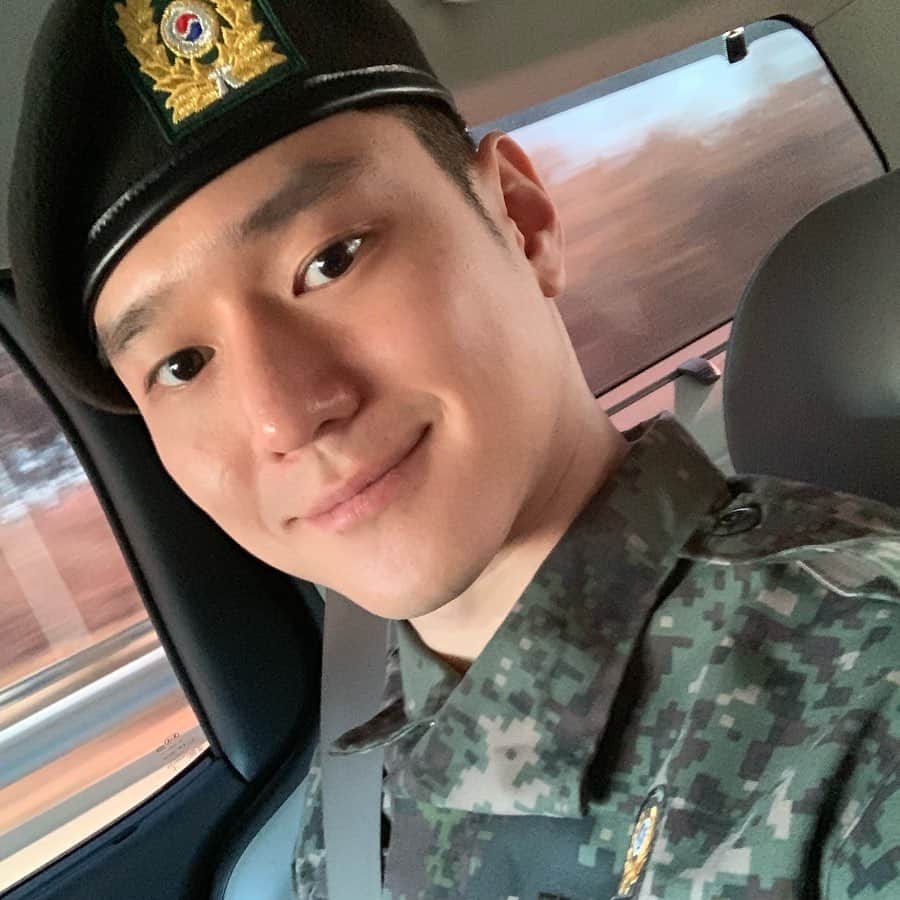 コ・ギョンピョのインスタグラム：「전역했습니다. 추운날 멀리 와주신 팬분들 기자분들 감사합니다. 그리고 기다려주신 많은 분들께 보답하며 활동하겠습니다.  p.s 그 날이 왔어요☺️」