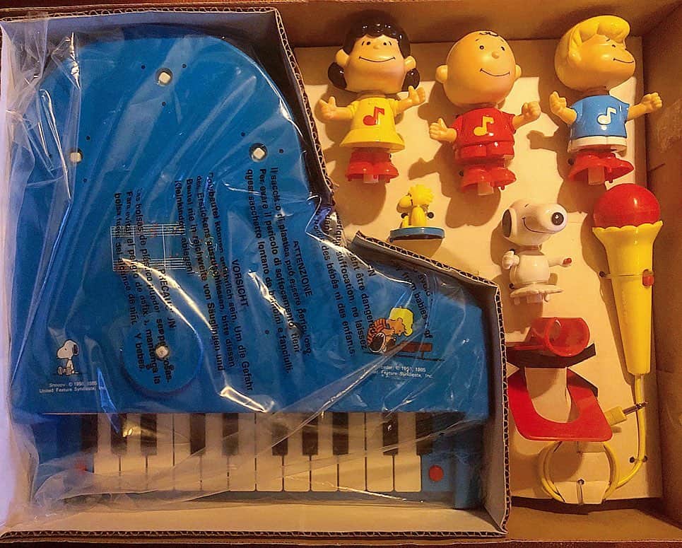 大川知英さんのインスタグラム写真 - (大川知英Instagram)「90's Exclusive For QVC Schroeder Piano/colour Bule🇺🇸 ほぼデッドの青色バージョン🤡❗️ #peanuts#exclusive#qvc  #schroeder #piano#90s#bule #青好きな俺にはたまらねぇ#upi #青い色は男の子の色 #amecajiboys #takatsubase  #アメトイ部キャプテン」1月15日 11時42分 - zupposi_swamp