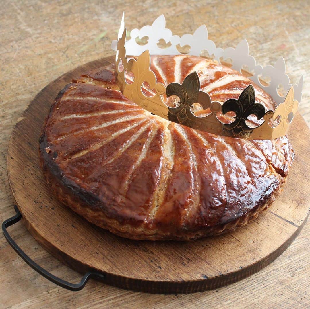 手紙社さんのインスタグラム写真 - (手紙社Instagram)「【手紙舎 2nd STORY】 本日より「Sweetな運だめし　ガレット・デ・ロワフェア　1/15〜1/26」が始まります。 サクサクのバターが香るパイ生地にアーモンドクリームと甘酸っぱいりんごをあわせた「りんごのガレット・デ・ロワ」をご用意しました。ケーキのピースにくるみが入っていた方にはプレゼントもあります。新年の運だめしにいかがでしょうか？ . ＊12:00〜提供。売切れ次第終了。 . 2020/1/15 . ＃手紙社＃手紙舎＃カフェ＃2ndstory＃デザート＃ケーキ＃ガレット・デ・ロワ＃りんご ＃フェーブ」1月15日 11時43分 - tegamisha