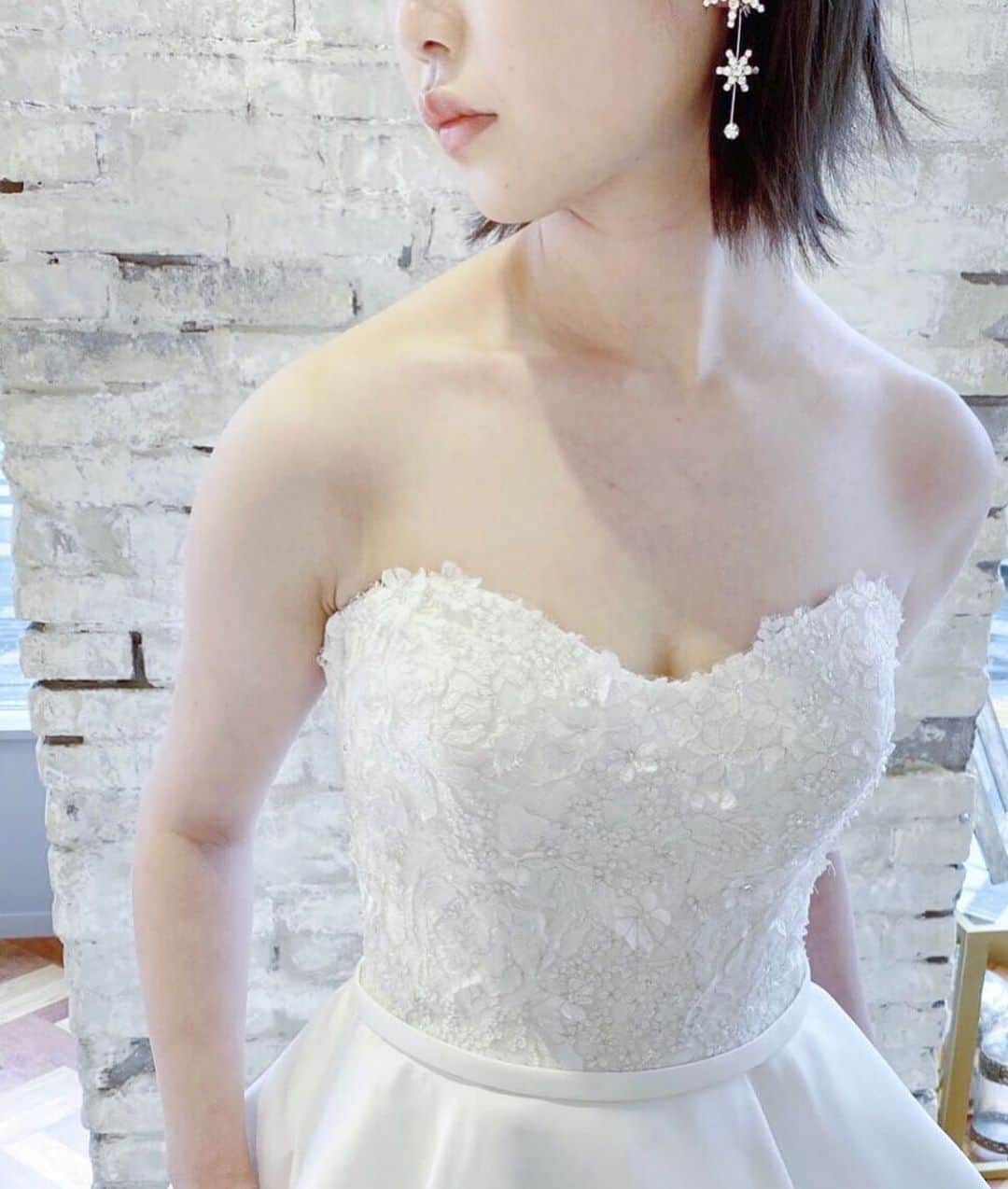 wedding dress 岐阜・名古屋のインスタグラム：「* It’s new brand! Mark Ingram for Valentini. @markingramforvalentini * silver hangersに 新しいブランドが仲間入りしました🕊 NYでドレスショップを構える 名バイヤーMark Ingramさんが 立ち上げた新ブランド。 イタリアの上質な素材を用いた トレンド感を溢れるドレスたちです。 * #silverhangers  #thetreatdresing #weddingdress #シルバーハンガーズ #ザトリートドレッシング #トリートドレッシング #トリート #ウェディングドレス」