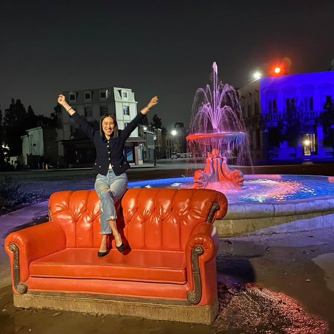 エヴァ・チェンさんのインスタグラム写真 - (エヴァ・チェンInstagram)「THE ONE WHERE I ALMOST JUMPED IN THE FRIENDS FOUNTAIN」1月15日 11時51分 - evachen212