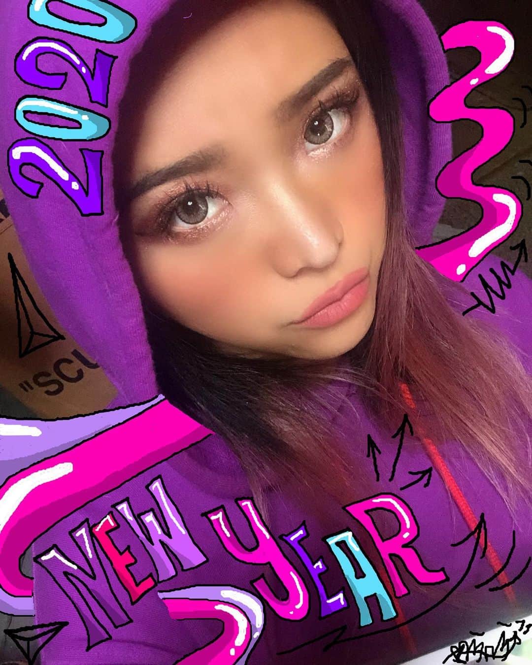 miniのインスタグラム：「もうあっという間に1月が半分終わった💨 2020年は新しい事が色々始まる🌈🦄✨✨✨ 今年のテーマは【第二章開幕】 人生の第二章を始めるので、新しい自分の人生をまた、どうワクワク死ぬ気で楽しんでいくか🙌🏾🤩をきちんと考えながら生きていくつもり😛🌈💓💜✨ 今月は自分自身とゆっくり向き合う時間って決めてる😌🌞 お仕事は、アートのお仕事を色々いただけてるので、絵を描くお仕事を今年は更にいっぱいやっていけたらいいなぁ✍️🎯🧬🧫🦠🩸🧪🎨 また来月は @minilbreak の展示会も出来そうだし、それは日時がきちんと決まったらお知らせするね💜 今年はもう一度自分に何が出来るのか？？ そして、何をしたいのか？？🤔 を考えながらお仕事していきたいな✨✨ #2020 #mylife #newyear #第二章」