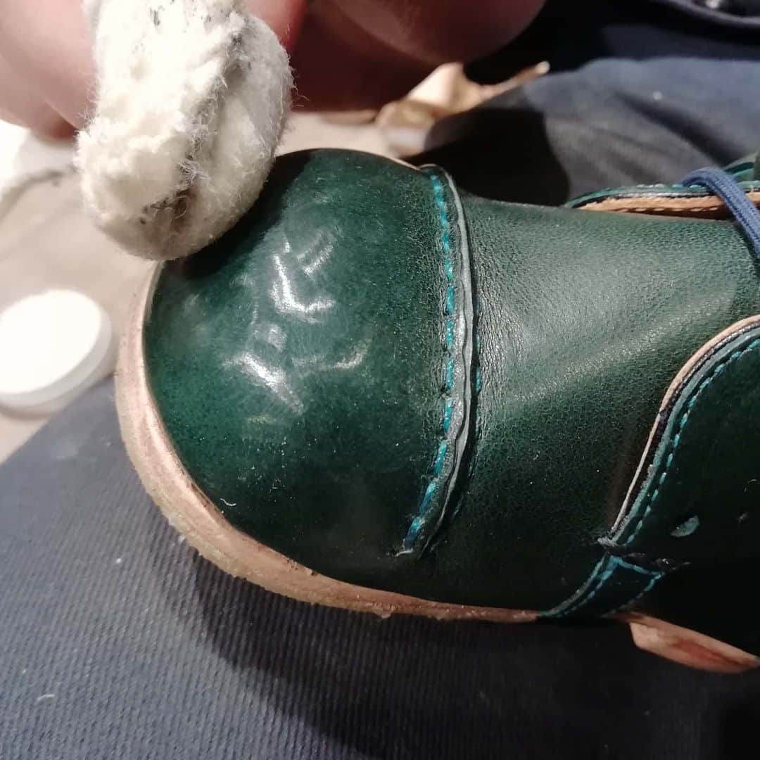m.mowbrayさんのインスタグラム写真 - (m.mowbrayInstagram)「子供靴だってハイシャイン！ 完全に僕のエゴです笑 許してください。  今まで作業した靴の中で一番難しかったです。  #ginzamitsukoshi  #shoeshine  #ハイシャイン  #ハイシャイン仕上げ  #handmadeshoes」1月15日 11時44分 - m.mowbray