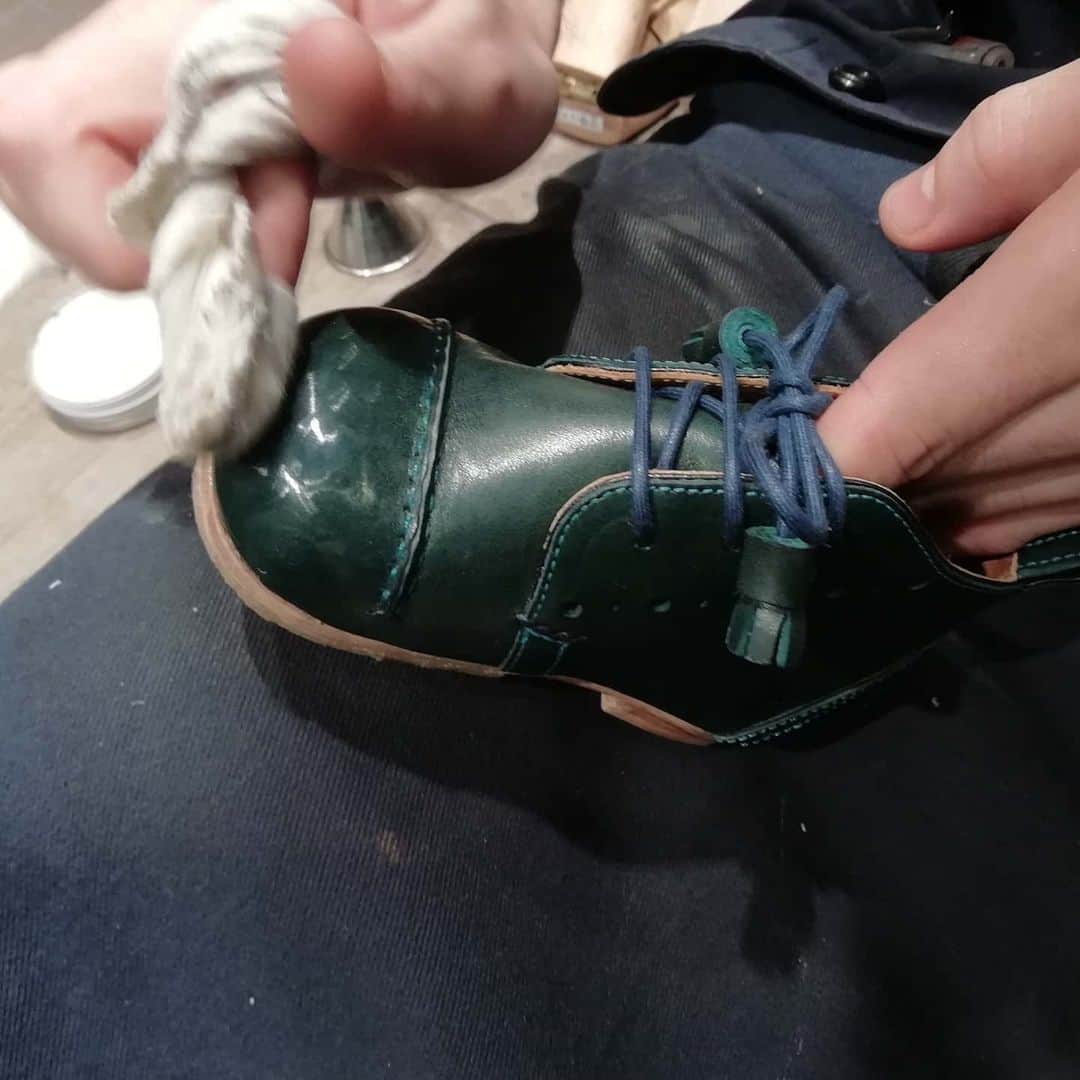 m.mowbrayさんのインスタグラム写真 - (m.mowbrayInstagram)「子供靴だってハイシャイン！ 完全に僕のエゴです笑 許してください。  今まで作業した靴の中で一番難しかったです。  #ginzamitsukoshi  #shoeshine  #ハイシャイン  #ハイシャイン仕上げ  #handmadeshoes」1月15日 11時44分 - m.mowbray