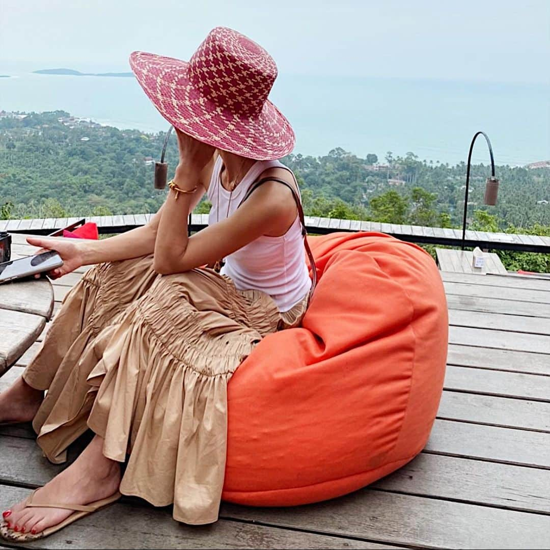 正中雅子さんのインスタグラム写真 - (正中雅子Instagram)「gather long skirt🧡 * タイ旅行の機内、行きも帰りもこのギャザーロングスカート履いてた☺︎ * 春気分になるし、ウエストはゴムで楽チンで動きやすいという点♡ * 着いたらタンクにスカート🌴日本からは、オーバーシャツWHに合わせてました！ 到着したらオーバーシャツは羽織に🙆‍♀️ * かなり優秀な着回し抜群だから、是非swipeしてください✌️ * どちらもシワになりにくい素材選びにも重点をおきました！ * シューズや小物、着方を変えるだけで服って全然違う♡ * どちらも明日木曜日22:00 in stock! * #masaco服 #MACHATT」1月15日 11時46分 - masacoshonaka