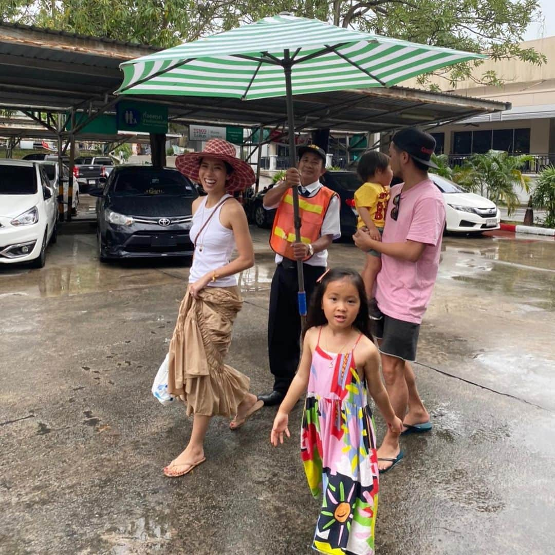 正中雅子さんのインスタグラム写真 - (正中雅子Instagram)「gather long skirt🧡 * タイ旅行の機内、行きも帰りもこのギャザーロングスカート履いてた☺︎ * 春気分になるし、ウエストはゴムで楽チンで動きやすいという点♡ * 着いたらタンクにスカート🌴日本からは、オーバーシャツWHに合わせてました！ 到着したらオーバーシャツは羽織に🙆‍♀️ * かなり優秀な着回し抜群だから、是非swipeしてください✌️ * どちらもシワになりにくい素材選びにも重点をおきました！ * シューズや小物、着方を変えるだけで服って全然違う♡ * どちらも明日木曜日22:00 in stock! * #masaco服 #MACHATT」1月15日 11時46分 - masacoshonaka