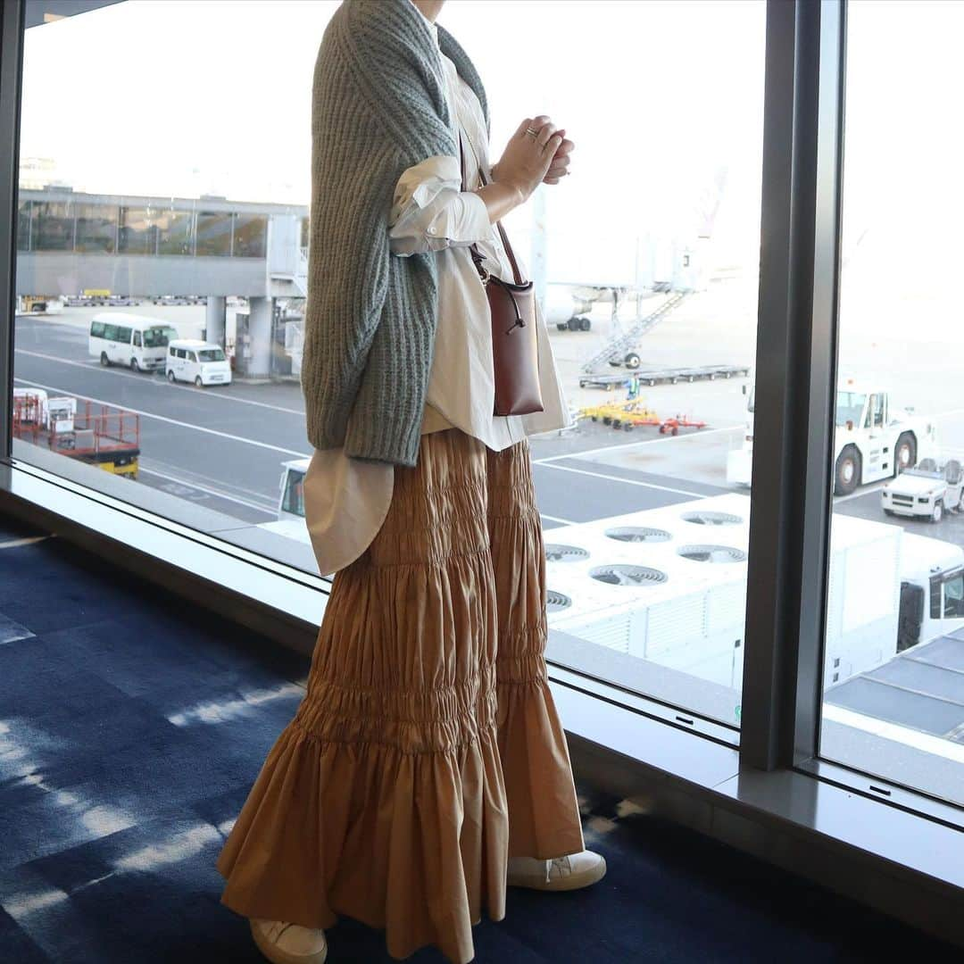 正中雅子さんのインスタグラム写真 - (正中雅子Instagram)「gather long skirt🧡 * タイ旅行の機内、行きも帰りもこのギャザーロングスカート履いてた☺︎ * 春気分になるし、ウエストはゴムで楽チンで動きやすいという点♡ * 着いたらタンクにスカート🌴日本からは、オーバーシャツWHに合わせてました！ 到着したらオーバーシャツは羽織に🙆‍♀️ * かなり優秀な着回し抜群だから、是非swipeしてください✌️ * どちらもシワになりにくい素材選びにも重点をおきました！ * シューズや小物、着方を変えるだけで服って全然違う♡ * どちらも明日木曜日22:00 in stock! * #masaco服 #MACHATT」1月15日 11時46分 - masacoshonaka