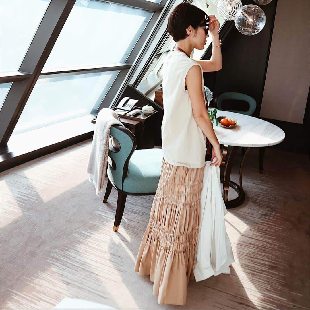 正中雅子さんのインスタグラム写真 - (正中雅子Instagram)「gather long skirt🧡 * タイ旅行の機内、行きも帰りもこのギャザーロングスカート履いてた☺︎ * 春気分になるし、ウエストはゴムで楽チンで動きやすいという点♡ * 着いたらタンクにスカート🌴日本からは、オーバーシャツWHに合わせてました！ 到着したらオーバーシャツは羽織に🙆‍♀️ * かなり優秀な着回し抜群だから、是非swipeしてください✌️ * どちらもシワになりにくい素材選びにも重点をおきました！ * シューズや小物、着方を変えるだけで服って全然違う♡ * どちらも明日木曜日22:00 in stock! * #masaco服 #MACHATT」1月15日 11時46分 - masacoshonaka