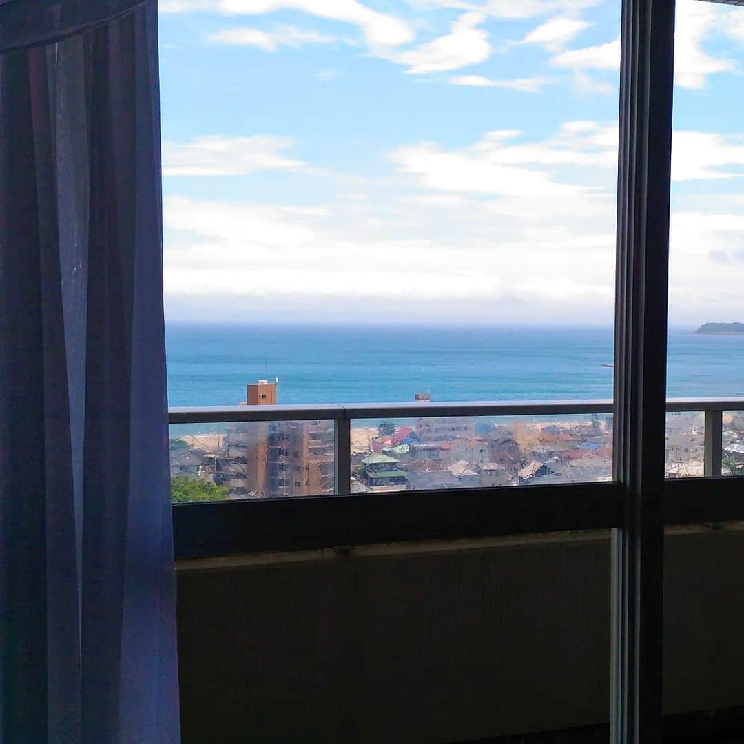 【公式】オーシャンリゾートホテル マホロバ・マインズ三浦さんのインスタグラム写真 - (【公式】オーシャンリゾートホテル マホロバ・マインズ三浦Instagram)「チェックイン済ませてお部屋に着いたら、まずはレースのカーテンを開けてみてください。青い海と空でおもてなしいたします✨⁠ こちらは本館高層階からの景色です。⁠ .⁠ #青空 #雲 #神奈川 #海と空 #ホテルからの眺め #ダレカニミセタイケシキ #ファインダー越しの私の世界 #カメラ女子 #リゾートホテル #海好きな人と繋がりたい #東京湾 #空好きな人と繋がりたい #雲が好き #igで繋がる海 #igで繋がる空 #カコソラ #癒し時間 #sky #sea #三浦半島いいところ🙌 #三浦海岸 #三浦 #三浦市 #マホロバマインズ #maholovaminds #マホロバケーション #神奈川観光 #三浦半島 #マホロバ #マホロバマインズ三浦」1月15日 12時01分 - maholova_minds_miura