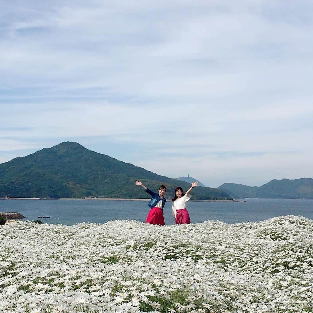 佐竹明咲美さんのインスタグラム写真 - (佐竹明咲美Instagram)「ともちんと皇居ラン🏃‍♀️🏃‍♀️💕 久々に10キロくらい走って、 体を動かすってやっぱり清々しいなぁ🤩と再認識🎶 そして、翌日の筋肉痛で体の衰えを感じました笑笑  ともちんのインスタで 思い出を振り返ってくれていたから、 私も過去の写真を見てみたら どれもかなり楽しそう🤣  香川でうどんを作ったり 瀬戸芸で島巡りしたり、 ご褒美ご飯でちょっと奮発してみたり、 香川県三豊市に遊びにいったり、 笑顔がたくさーん！  当時は徳島と岡山という距離で月一で会ってましたが、 その後福島と岡山に😢 なんと今回9ヶ月ぶり！ また福島と東京で近くなったので たくさん会おうねと約束しました🤤❤️ #アナウンサー #走るアナウンサー　#ともちん　#うどん作りでタンバリン持つともちん　#またたくさん会えるのうれしい」1月15日 11時55分 - asami_satake