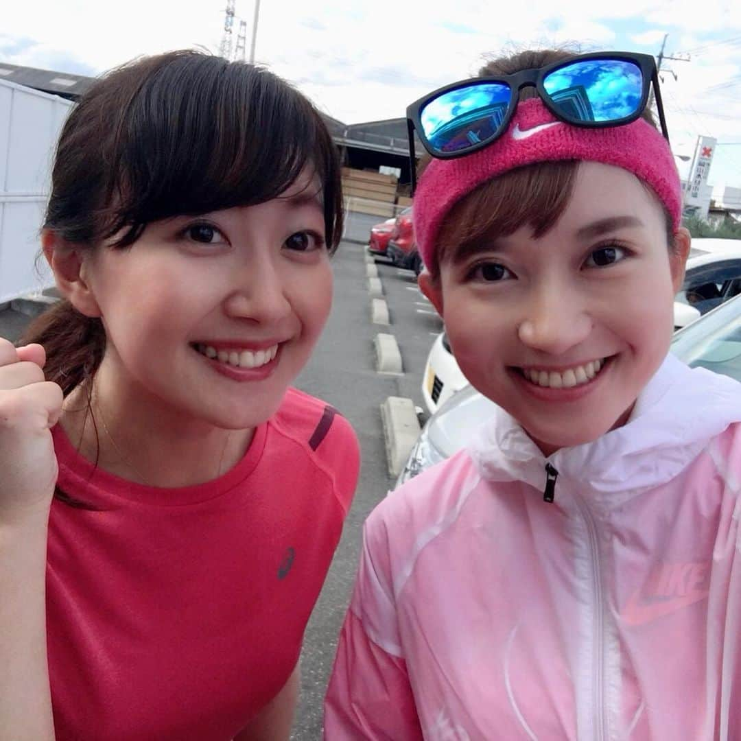 佐竹明咲美さんのインスタグラム写真 - (佐竹明咲美Instagram)「ともちんと皇居ラン🏃‍♀️🏃‍♀️💕 久々に10キロくらい走って、 体を動かすってやっぱり清々しいなぁ🤩と再認識🎶 そして、翌日の筋肉痛で体の衰えを感じました笑笑  ともちんのインスタで 思い出を振り返ってくれていたから、 私も過去の写真を見てみたら どれもかなり楽しそう🤣  香川でうどんを作ったり 瀬戸芸で島巡りしたり、 ご褒美ご飯でちょっと奮発してみたり、 香川県三豊市に遊びにいったり、 笑顔がたくさーん！  当時は徳島と岡山という距離で月一で会ってましたが、 その後福島と岡山に😢 なんと今回9ヶ月ぶり！ また福島と東京で近くなったので たくさん会おうねと約束しました🤤❤️ #アナウンサー #走るアナウンサー　#ともちん　#うどん作りでタンバリン持つともちん　#またたくさん会えるのうれしい」1月15日 11時55分 - asami_satake