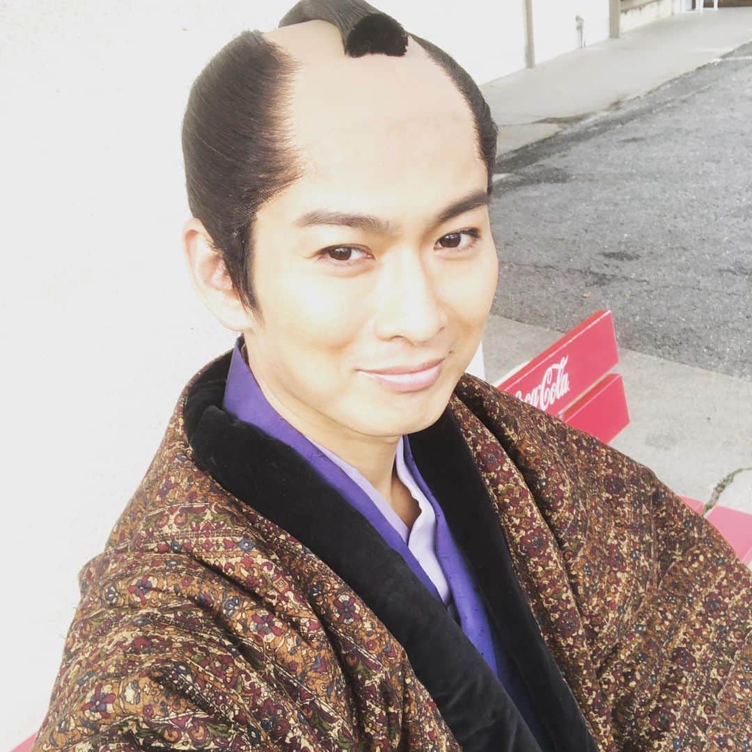 松田悟志さんのインスタグラム写真 - (松田悟志Instagram)「ラーメンの汁が衣装に飛ぶといけないのでベンチコートを羽織って行こうとしたら、「これ着て行き」と渡されたのはこんな悪代官みたいな半纏でした笑」1月15日 12時03分 - matsuda_satoshi1216