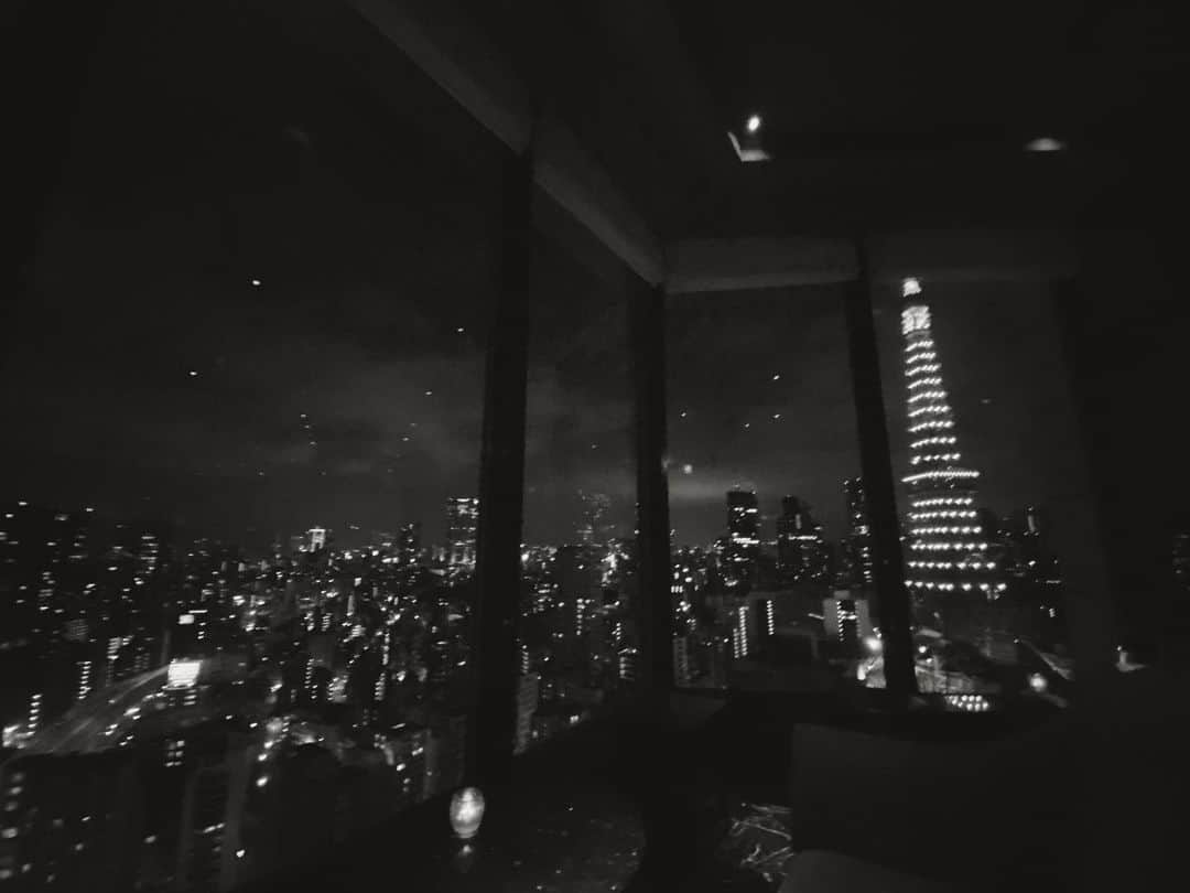 のインスタグラム：「東京って狭いのに建物たくさんあるなぁ💭とか、お仕事もっと頑張らなきゃなぁ💭とか。いろんな事がフラットに見えて、モチベーション上がる場所。 . #パークタワー#東京タワー」