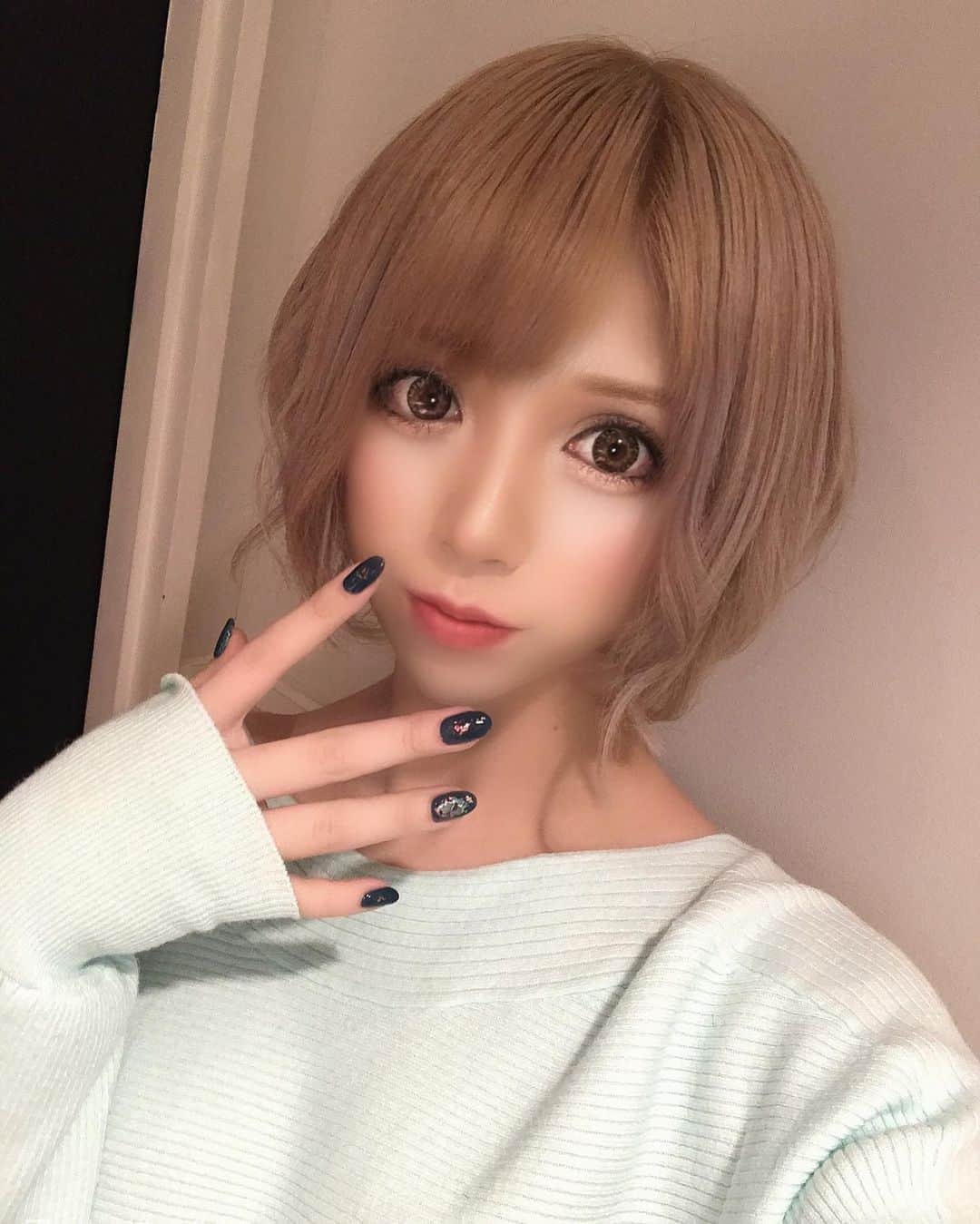 侑季美怜のインスタグラム：「ネイル変えた〜💅 ・ ・ ずっと赤やったから緑！ ・ ・ 緑に見えないけど緑！ ・ ・ ・  #東京 #tokyo #六本木 #歌舞伎町 #kabuki #roppongi #l4l #f4f #クラブ #champagne #party #美脚 #谷間 #セクシー #かわいい #韓国ハーフ #韓国 #キャバクラ #キャバ嬢 #ホスト #サパー #バー #キャバ #モデル #팔로우 #ギャル #おっぱい #キャバ嬢の休日」
