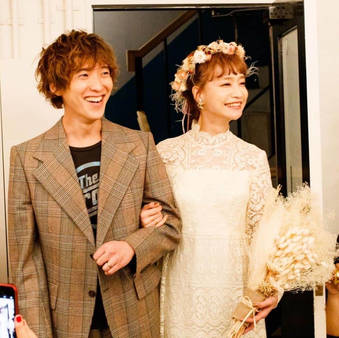 waco⭐️CHACOのインスタグラム：「タカハシマイちゃんのwedding partyでの花冠とブーケを作製しました。 少しくすんだ色合いのヘリクリサムやドライカーネーション、ふわふわした植物がとてもなじみました。  まいちゃんとたけいさんはその場にいるだけで心がぽっとあったかい気持ちになります。 そんな2人が夫婦となって、より強い絆で結ばれて、最高に幸せです💕✨ 魅力あふれる2人が大好きです❣️」